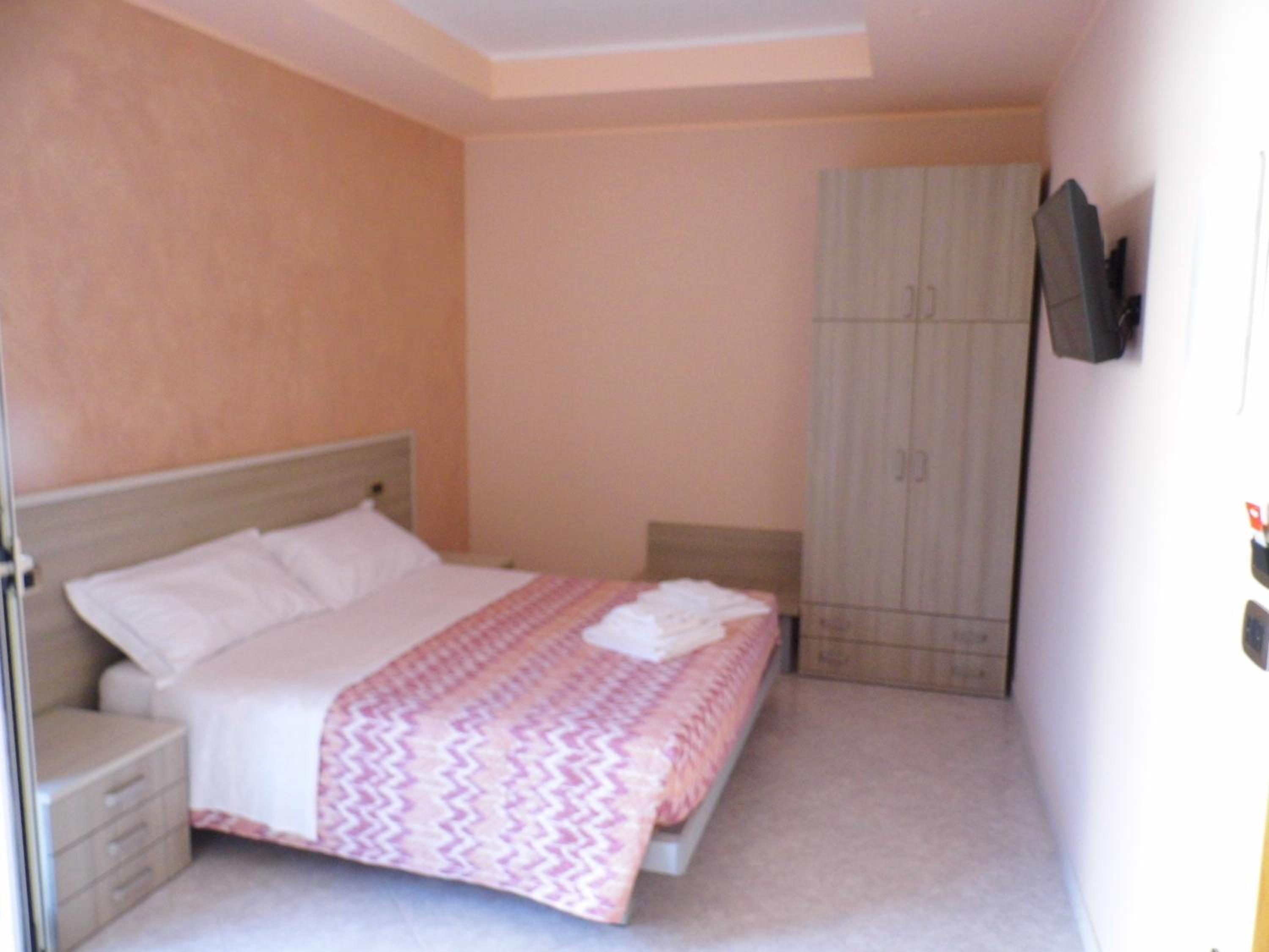 Double Room with Private Bathroom - Photo 2