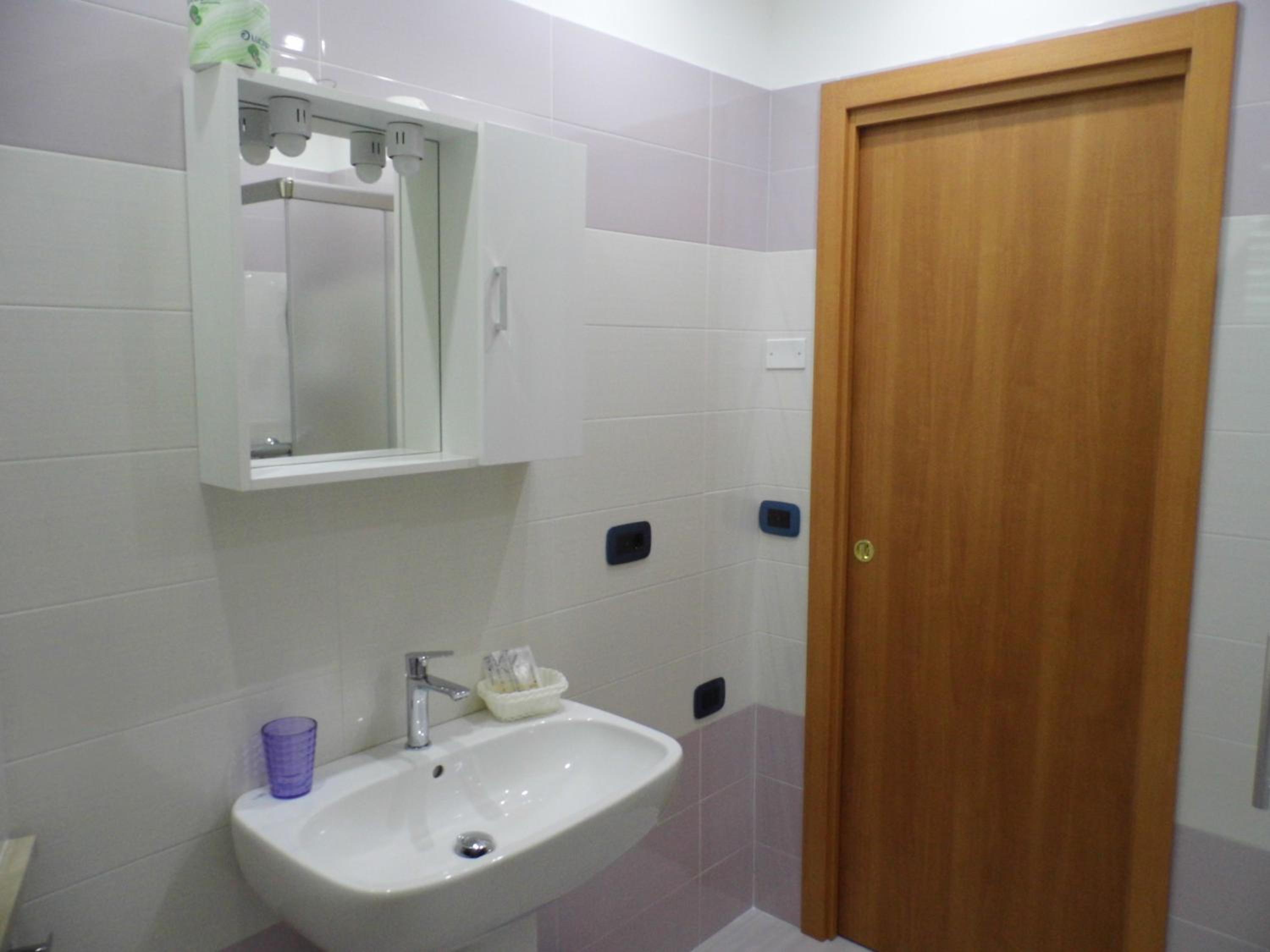 Twin Room with Private Bathroom - Photo 4