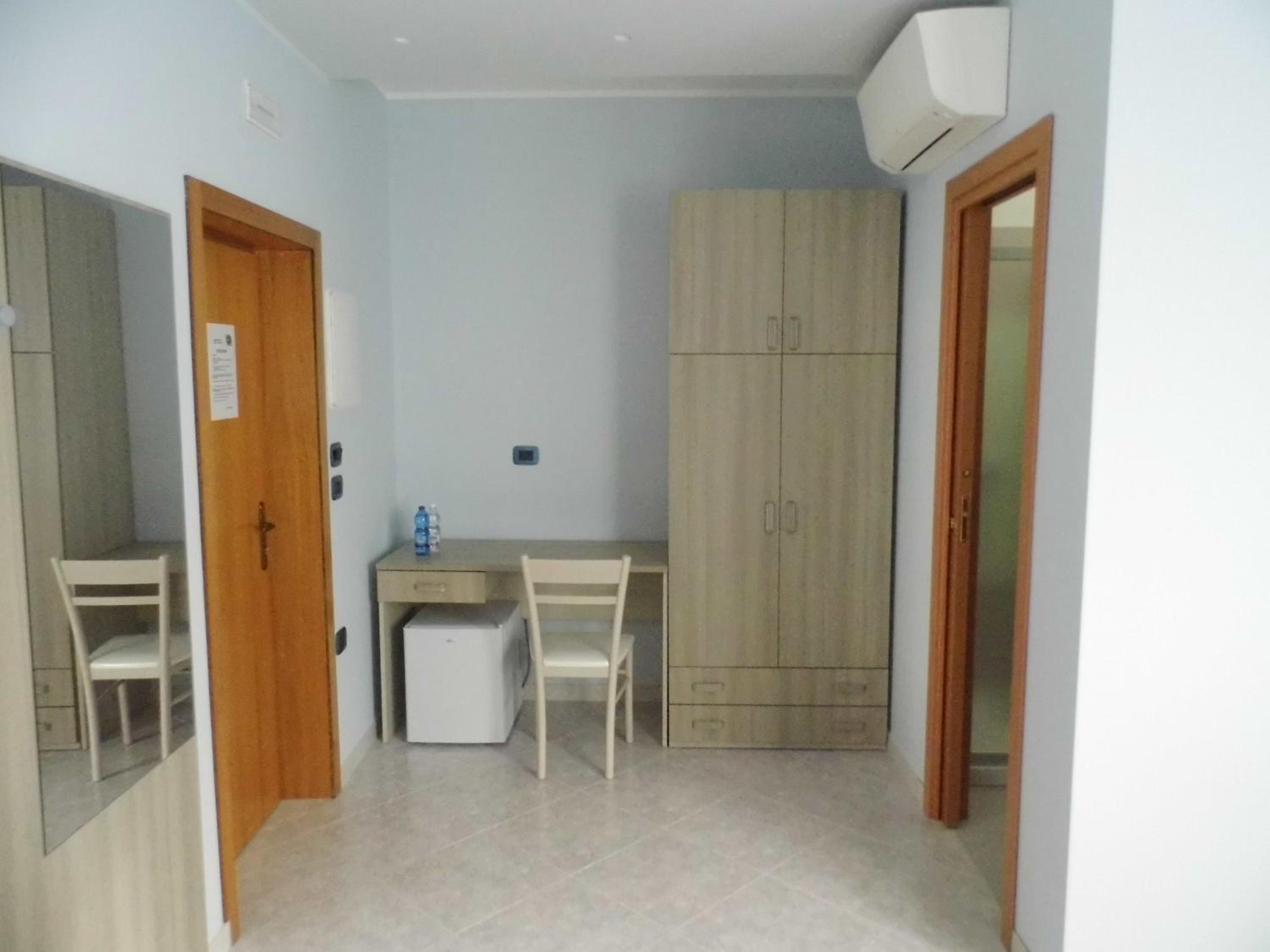Twin Room with Private Bathroom - Photo 6