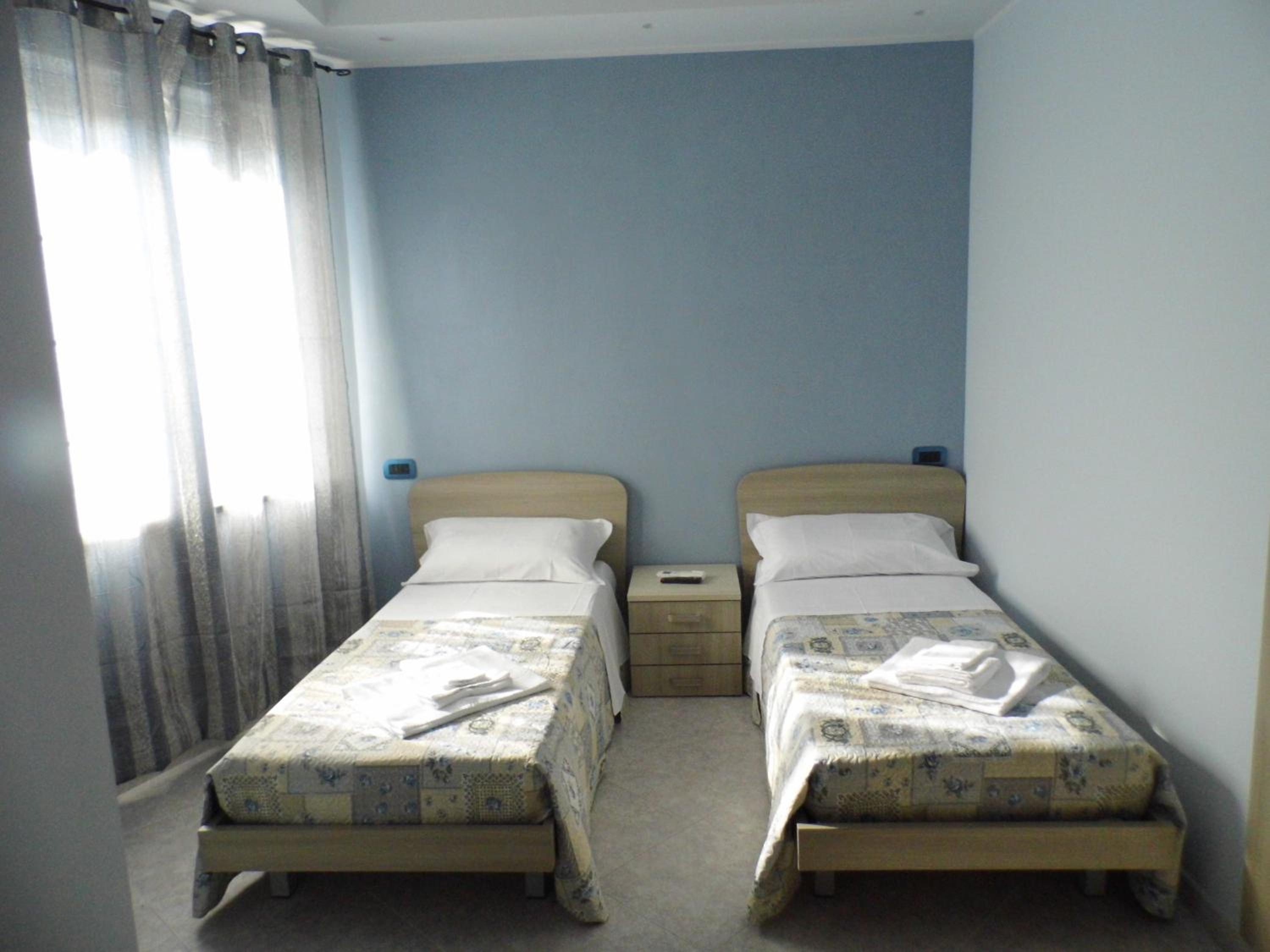Twin Room with Private Bathroom - Photo 5