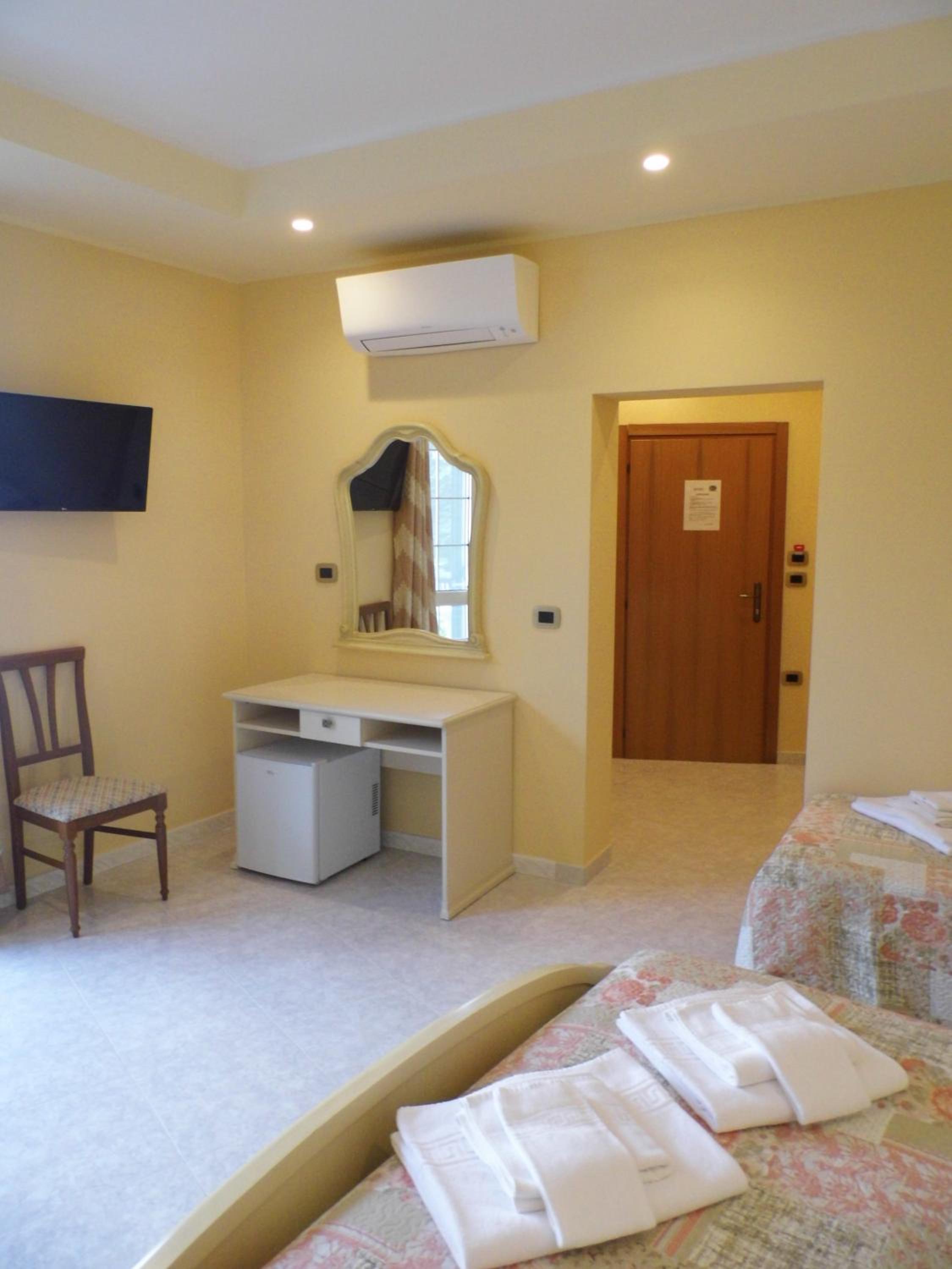 Triple Room with Private Bathroom - Photo 12