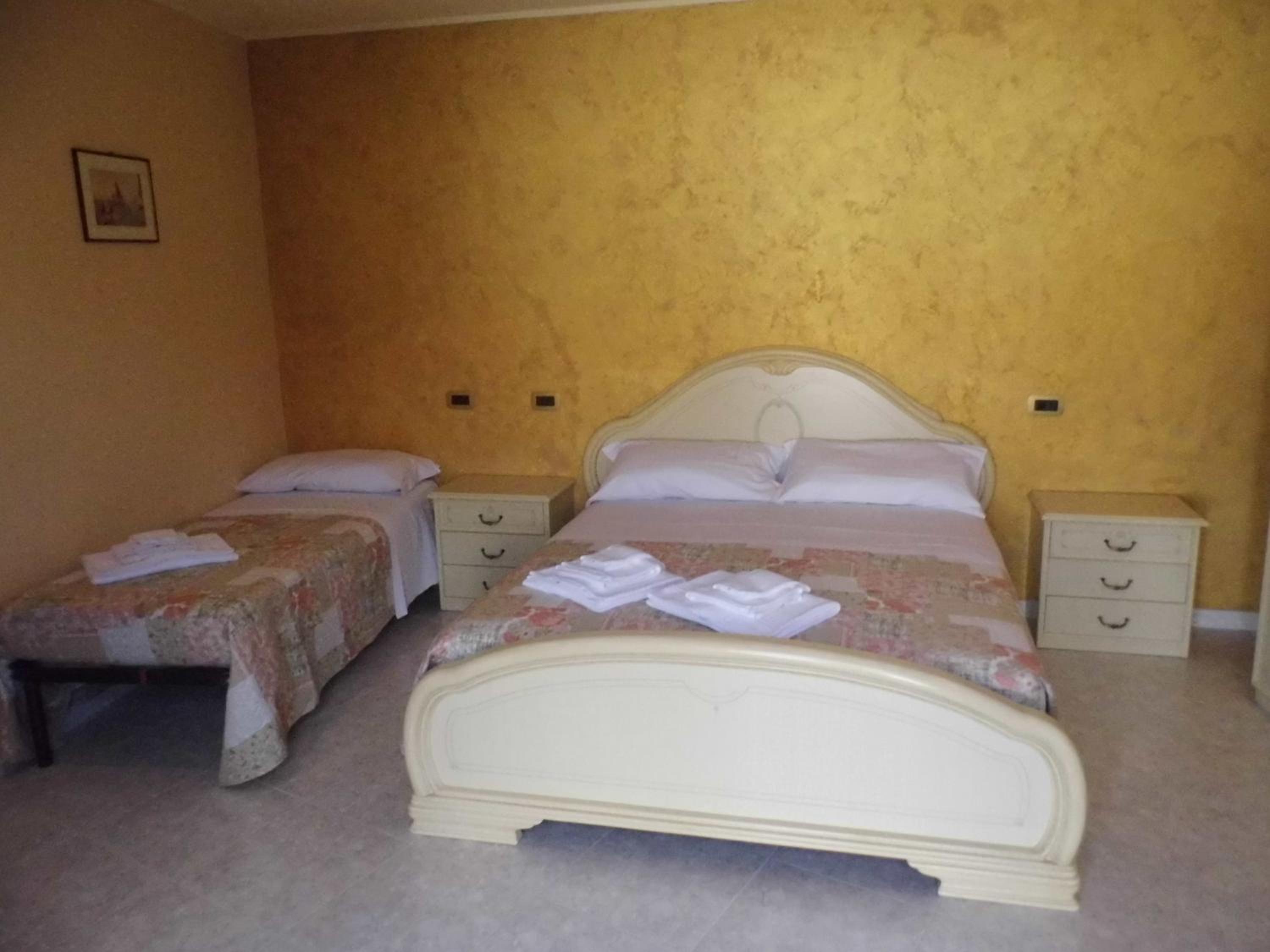Triple Room with Private Bathroom - Photo 2