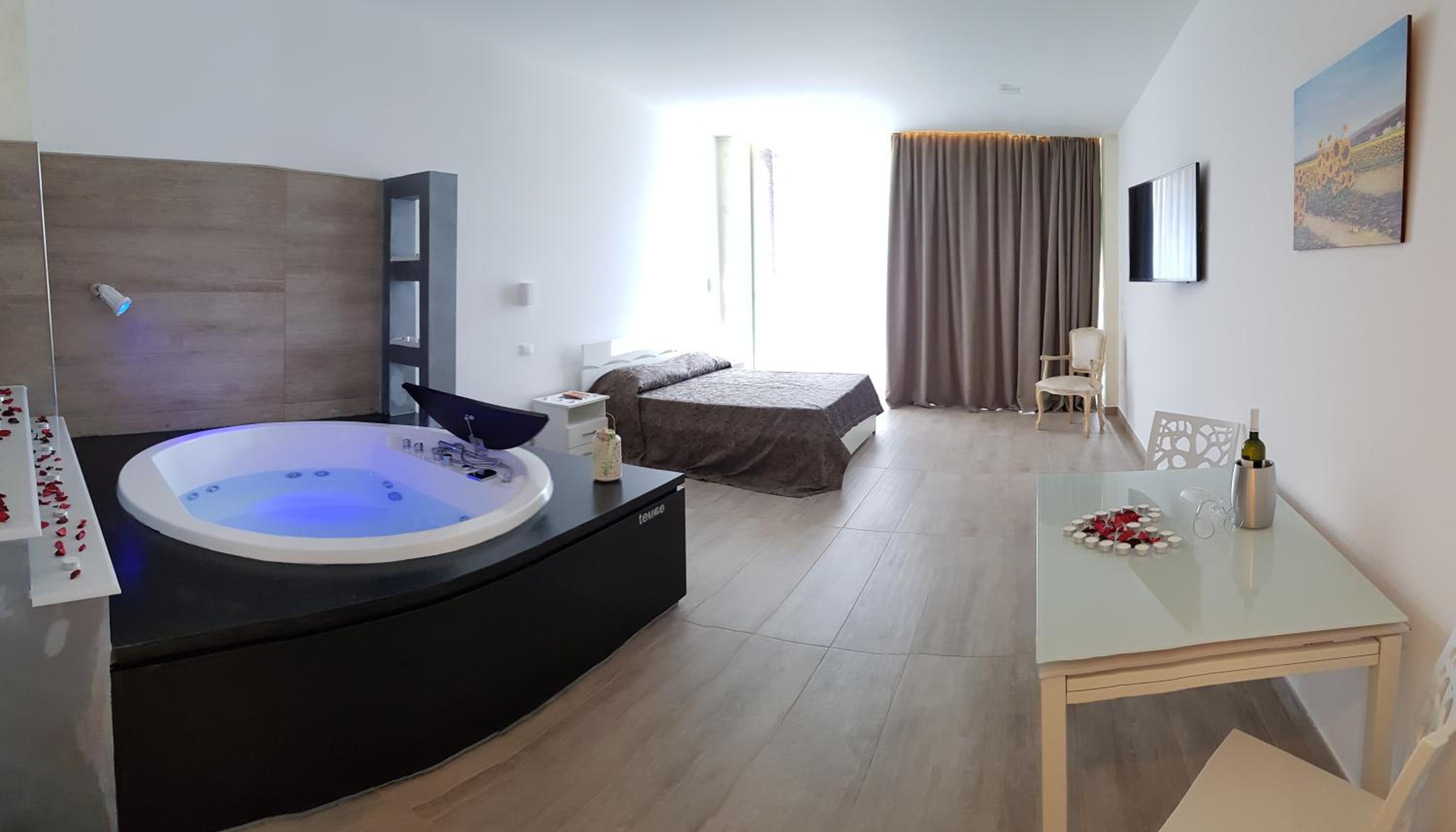 Suite with Spa Bath photo 2