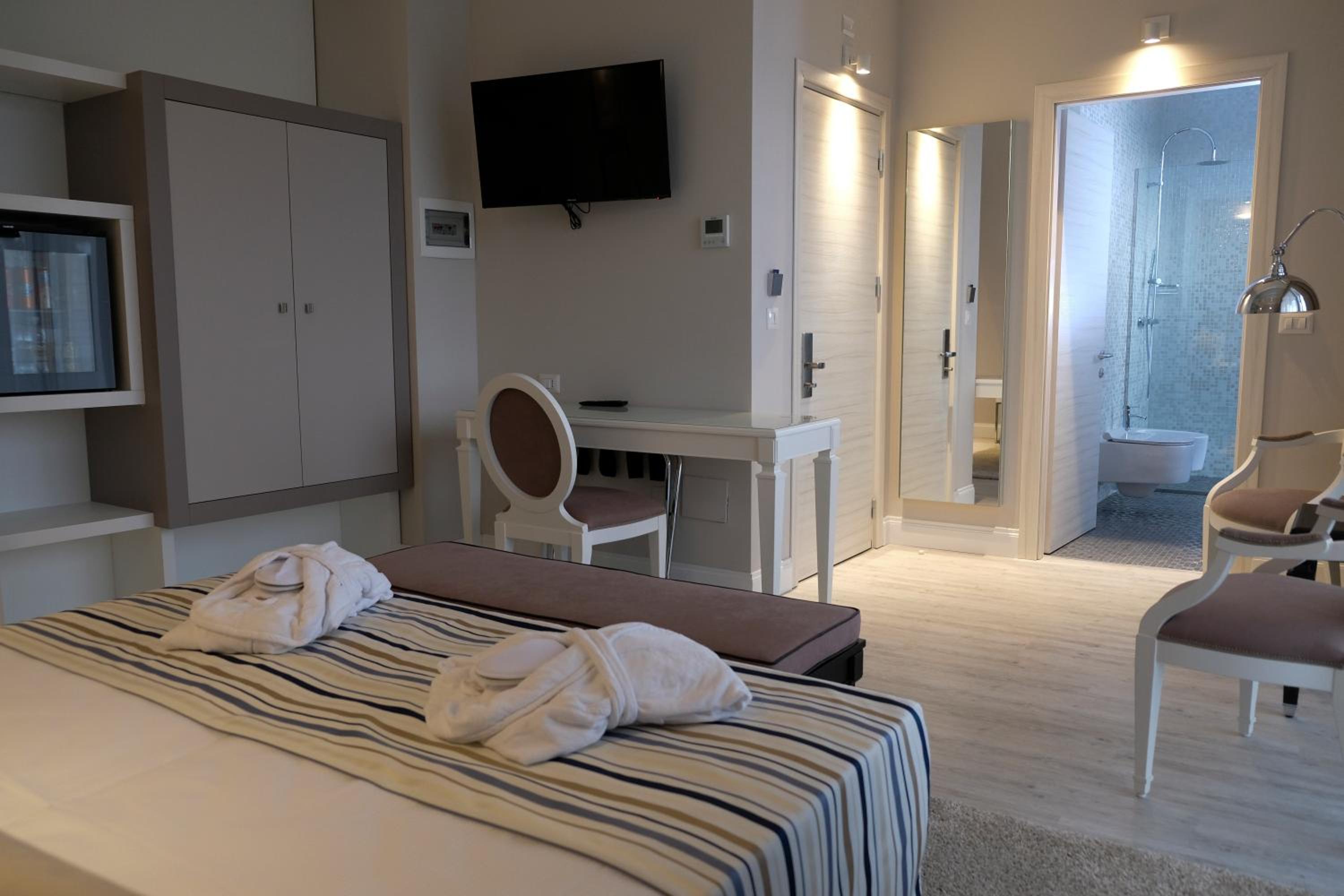 Deluxe Double or Twin Room with Lake View - Photo 4