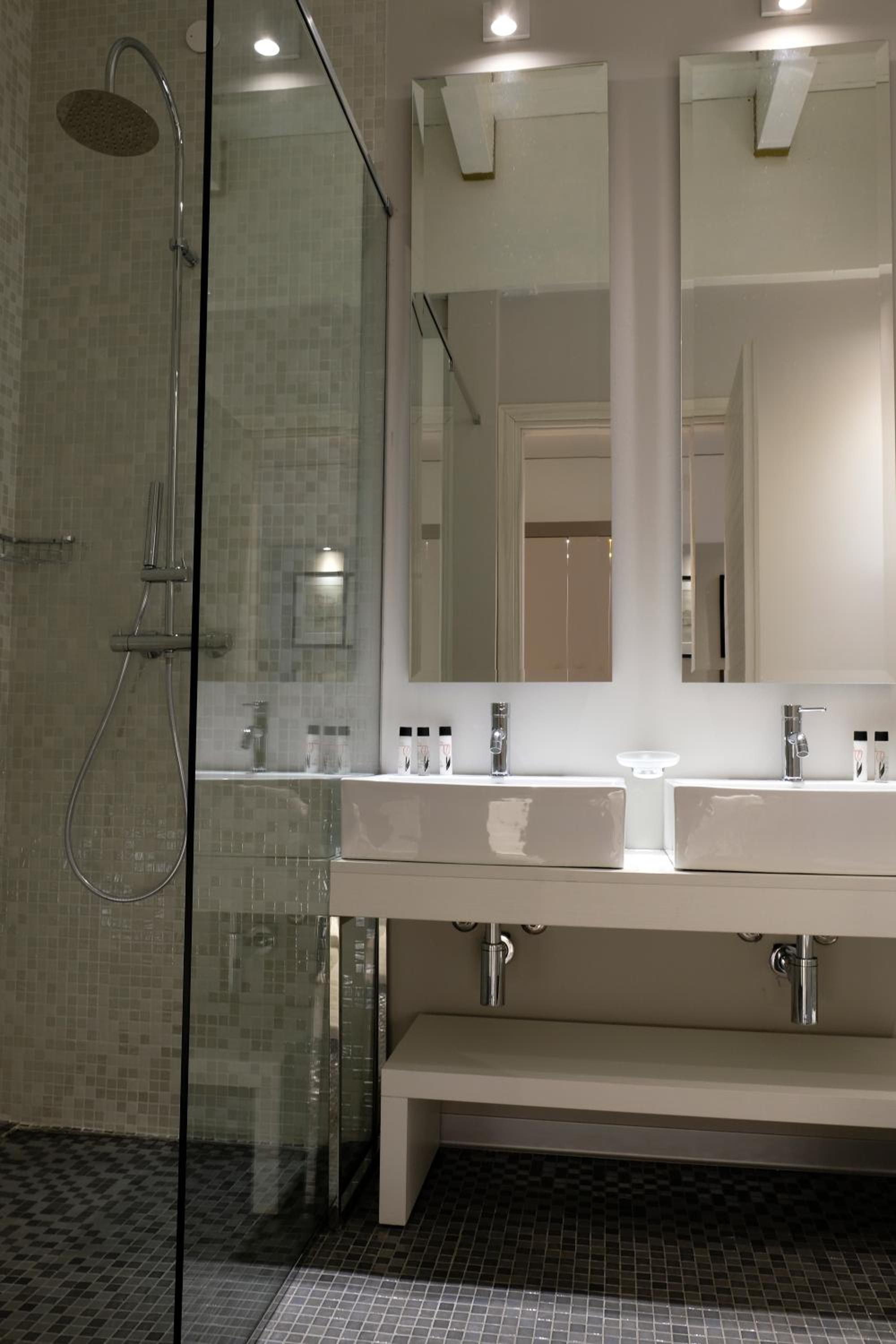 Deluxe Double or Twin Room with Lake View - Photo 6