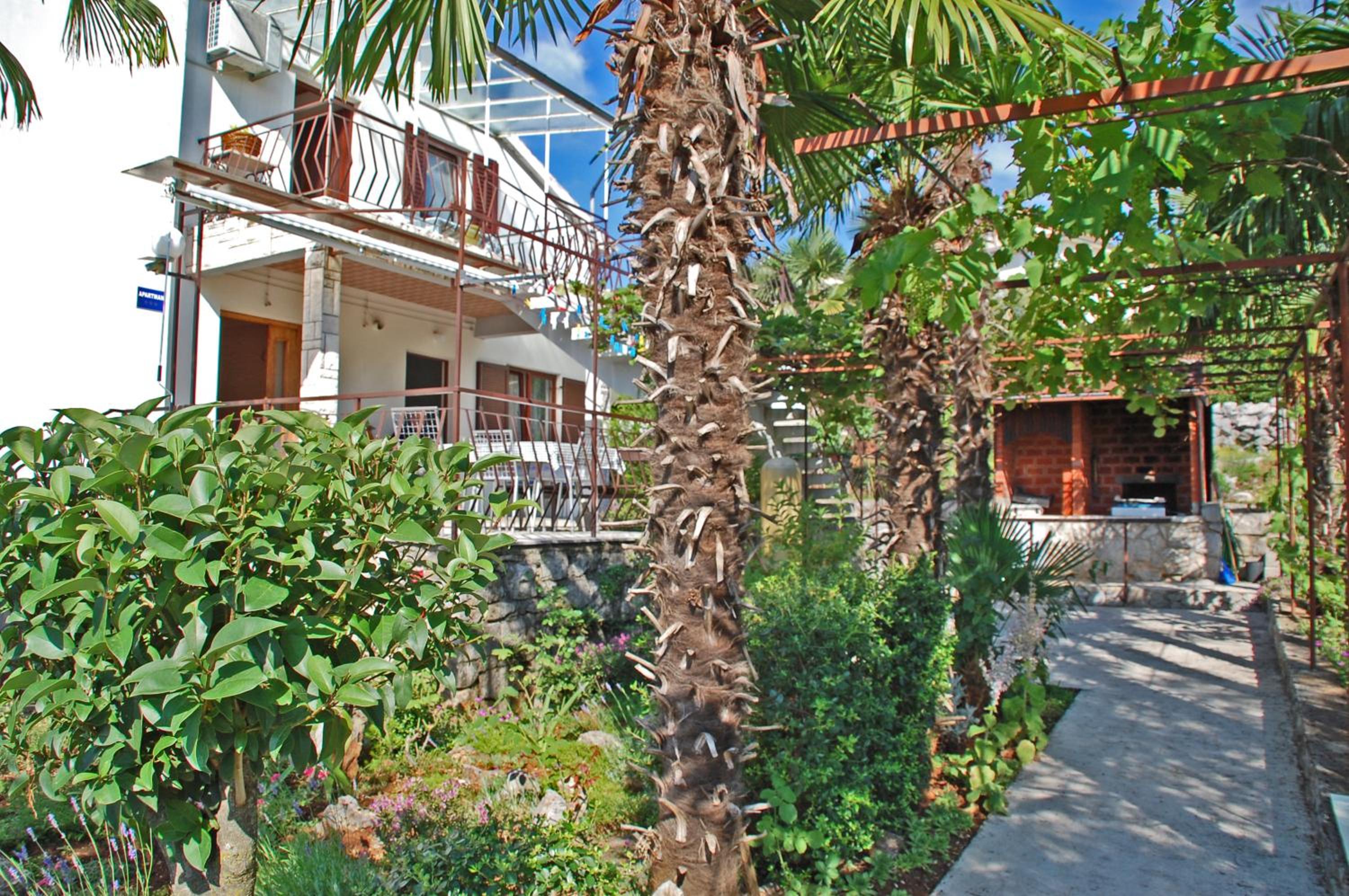 Three-Bedroom Apartment with Terrace and Sea View - Photo 33