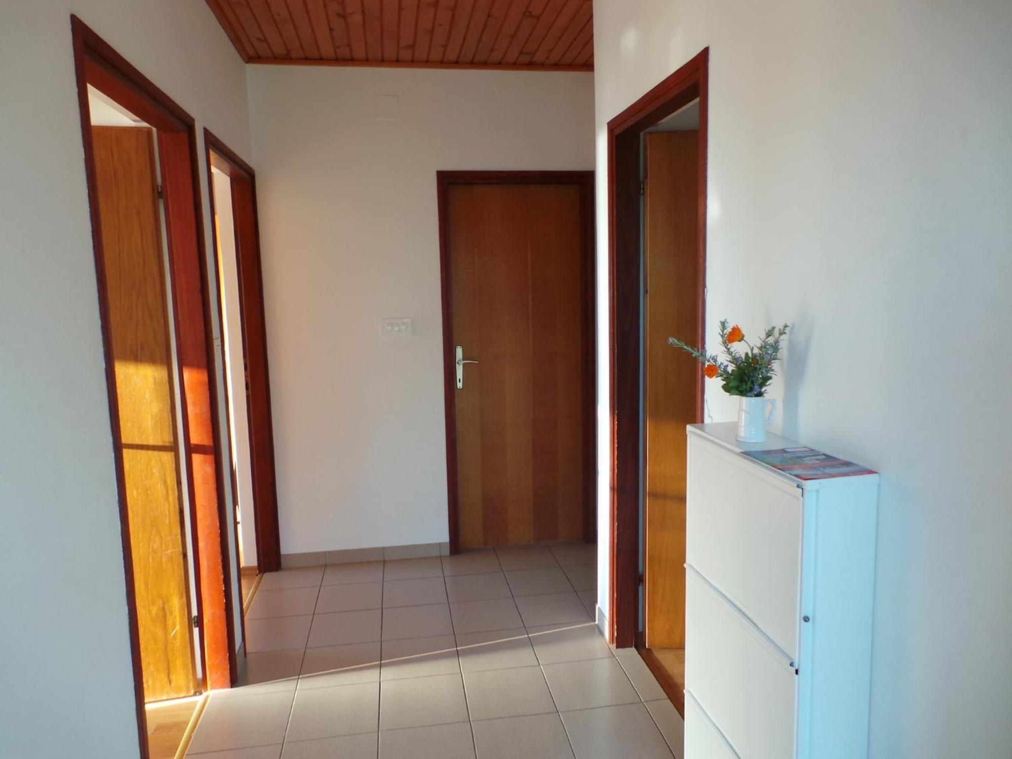 Three-Bedroom Apartment with Terrace and Sea View - Photo 36