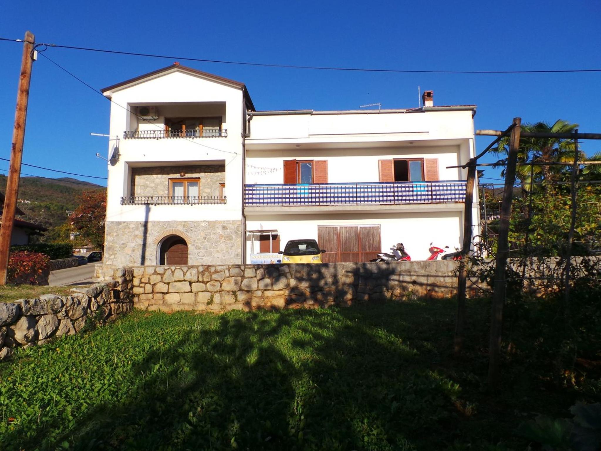 Three-Bedroom Apartment with Terrace and Sea View - Photo 4