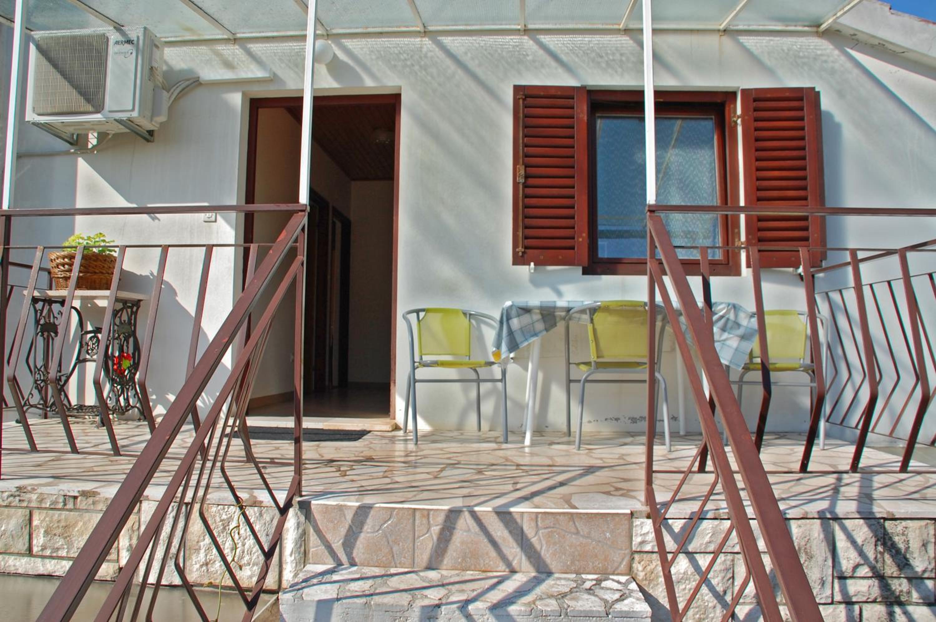 Three-Bedroom Apartment with Terrace and Sea View - Photo 5