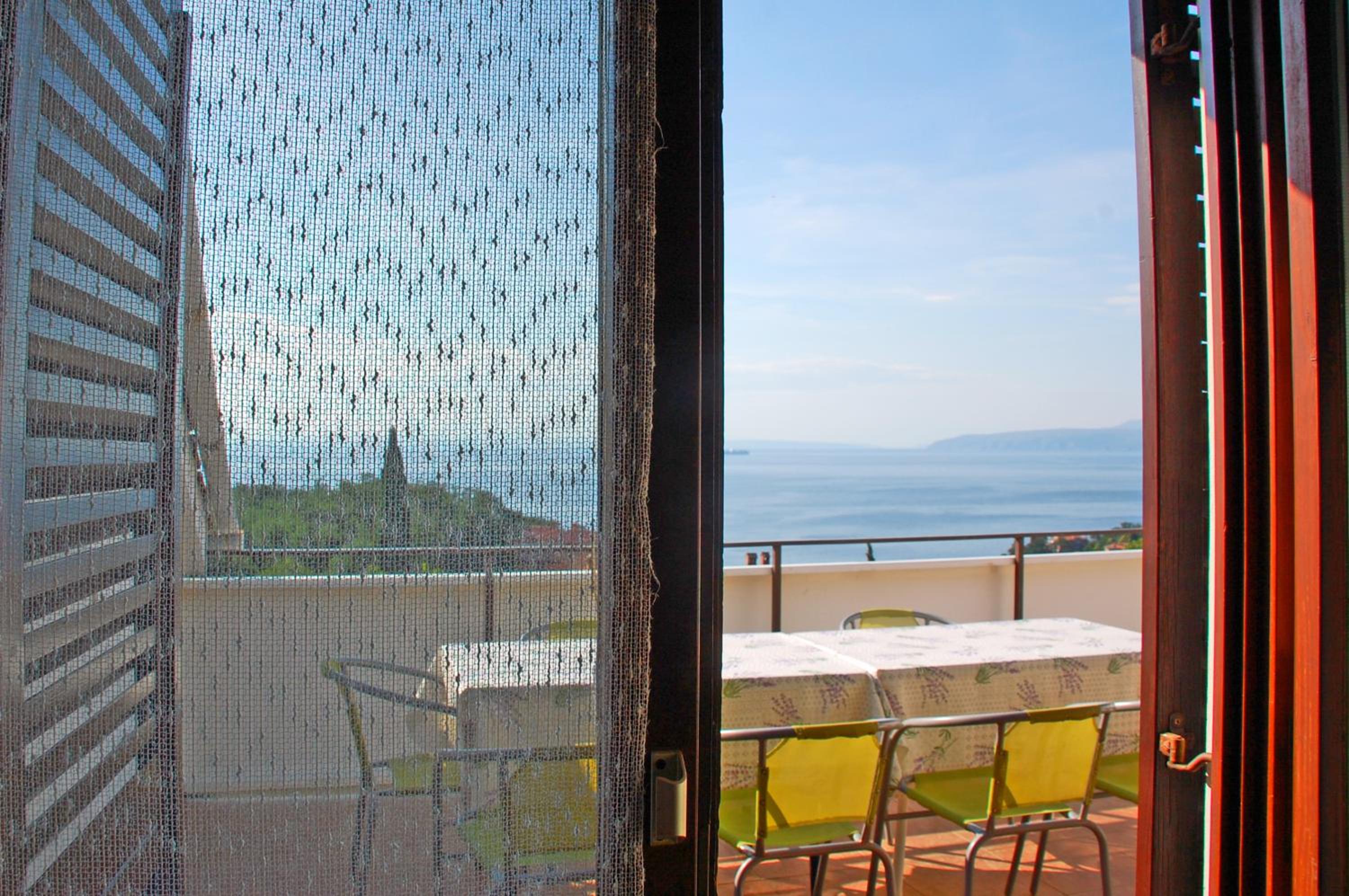Three-Bedroom Apartment with Terrace and Sea View - Photo 21
