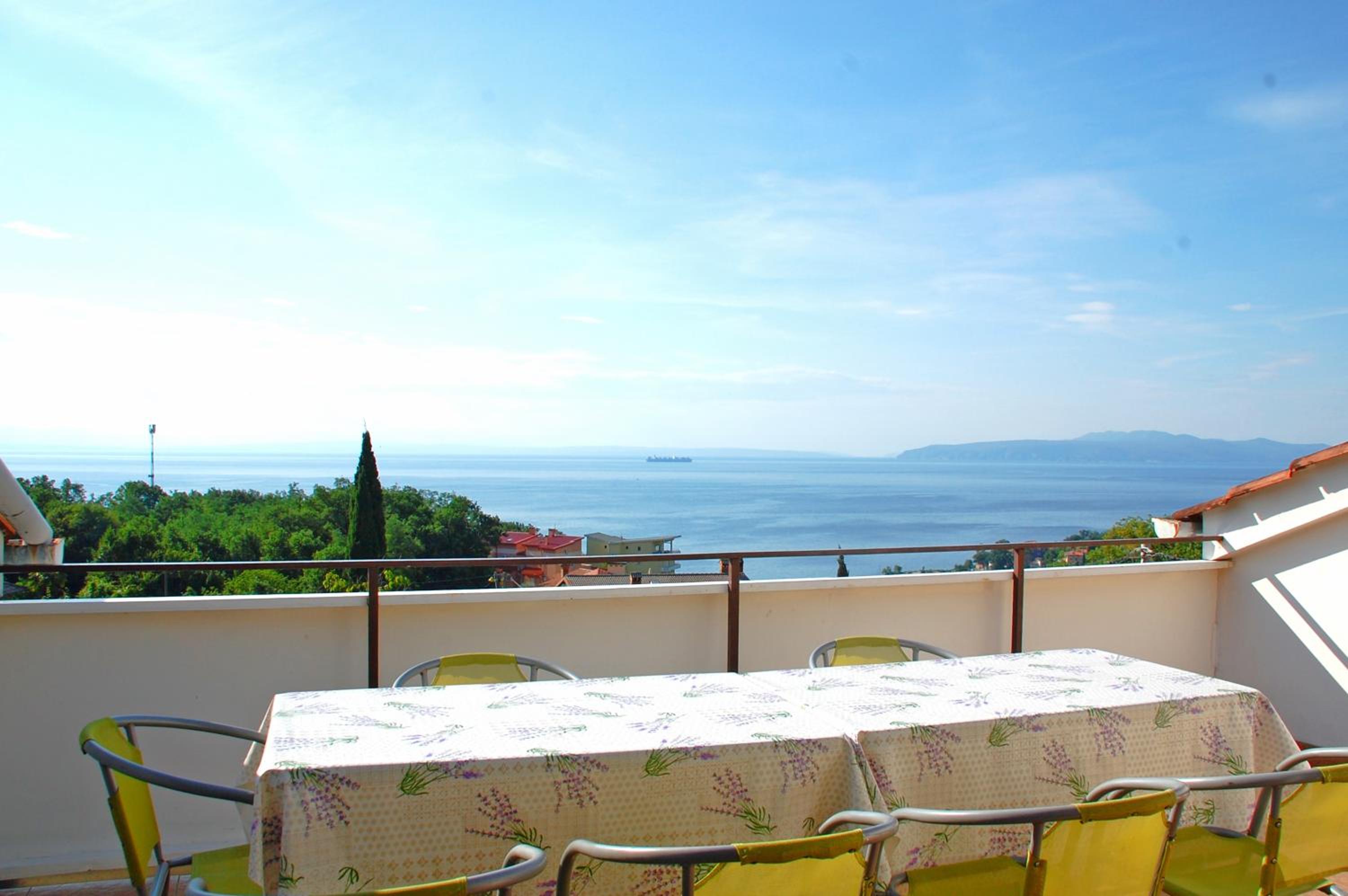 Three-Bedroom Apartment with Terrace and Sea View - Photo 22
