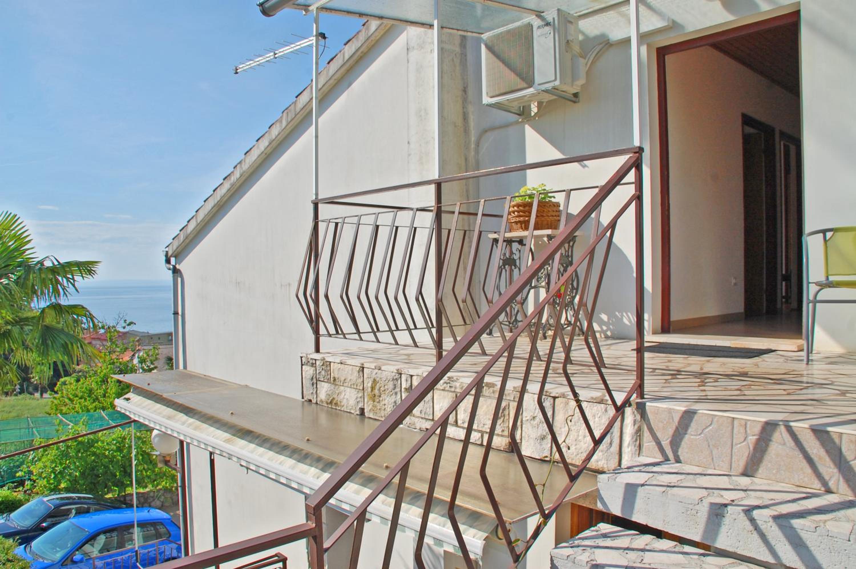 Three-Bedroom Apartment with Terrace and Sea View - Photo 23