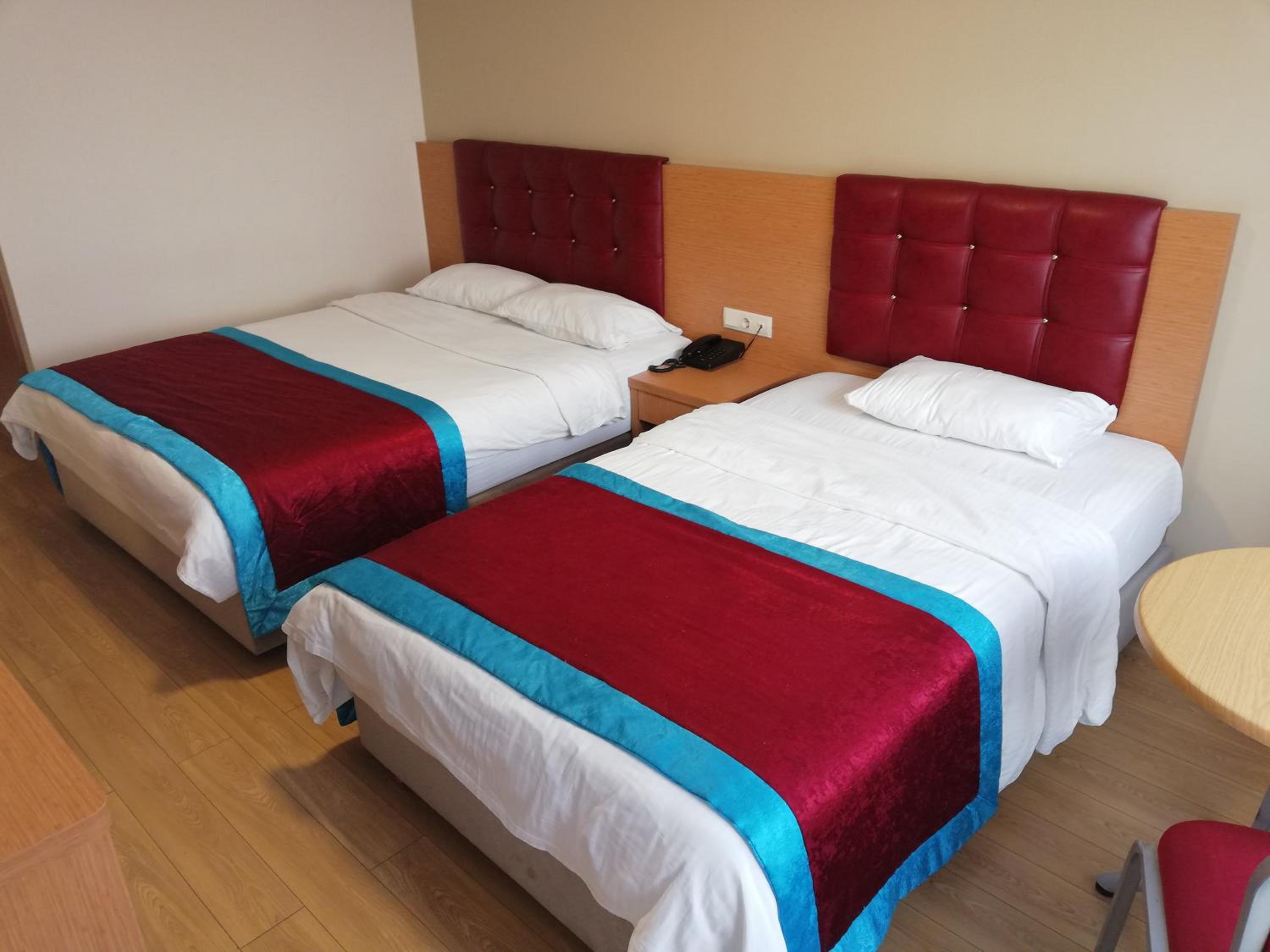 Large Twin Room - Photo 10
