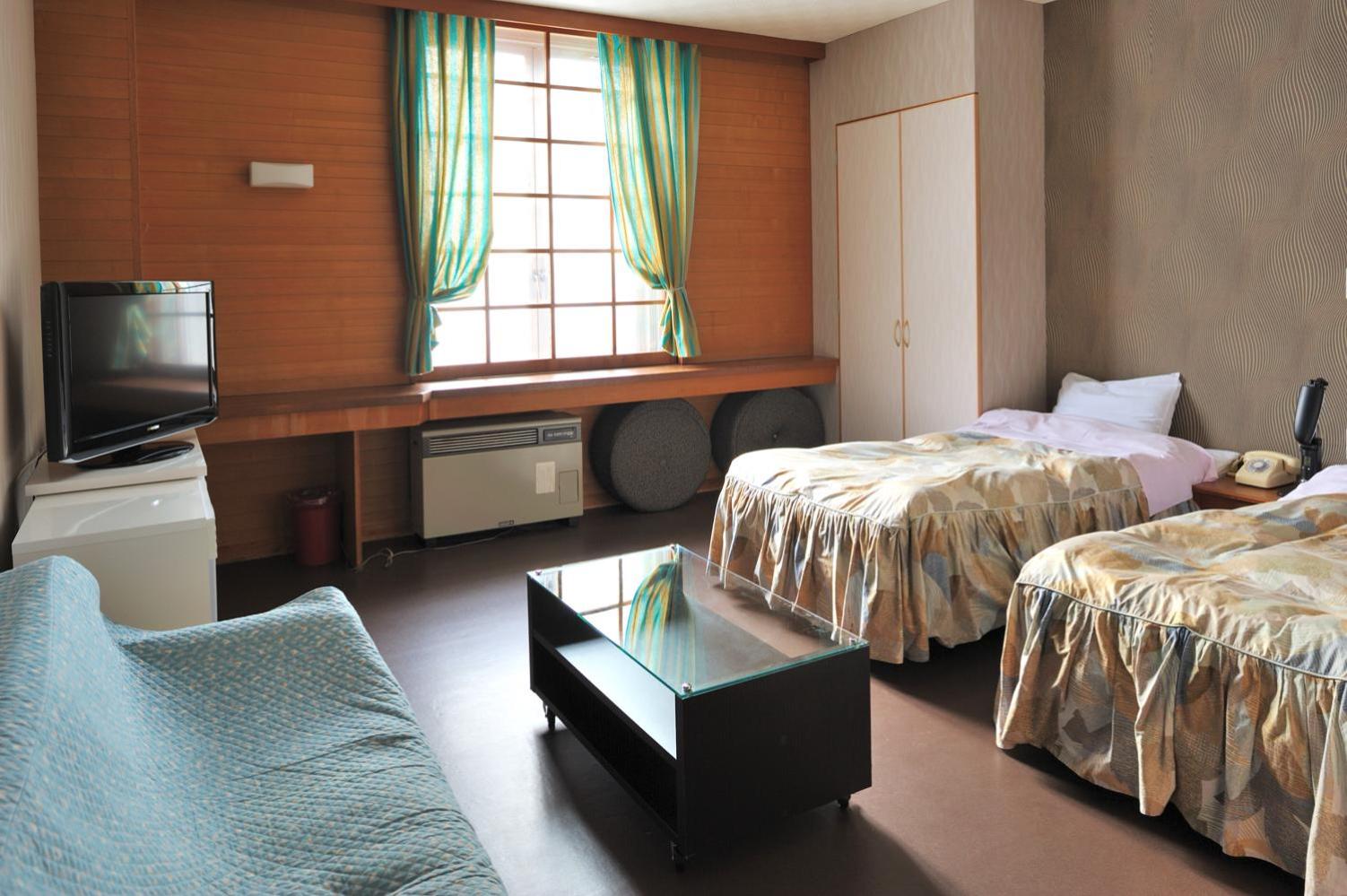 Twin Room with Extra Bed and Shared Bathroom photo 2