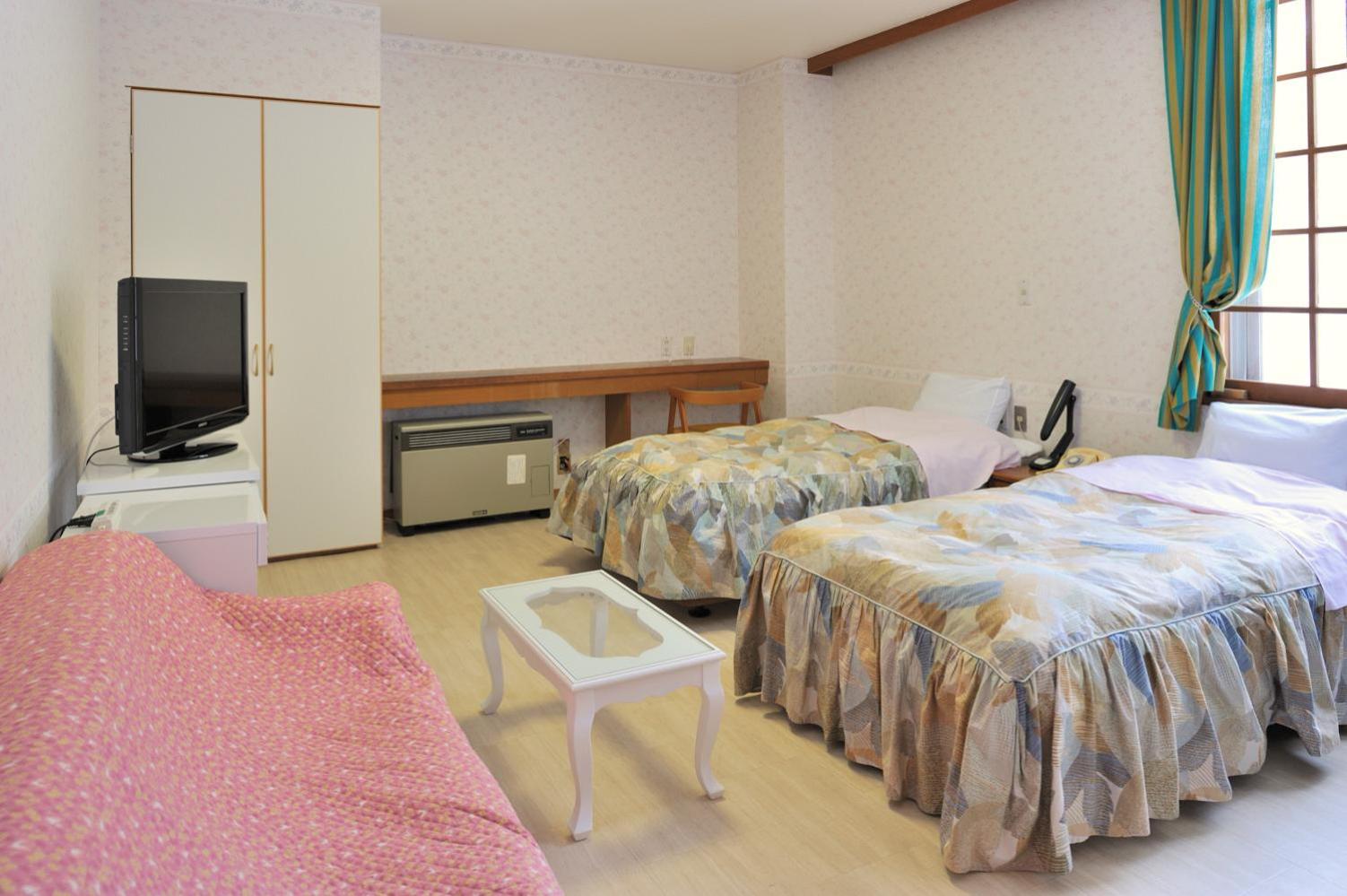 Twin Room with Extra Bed and Shared Bathroom photo 3