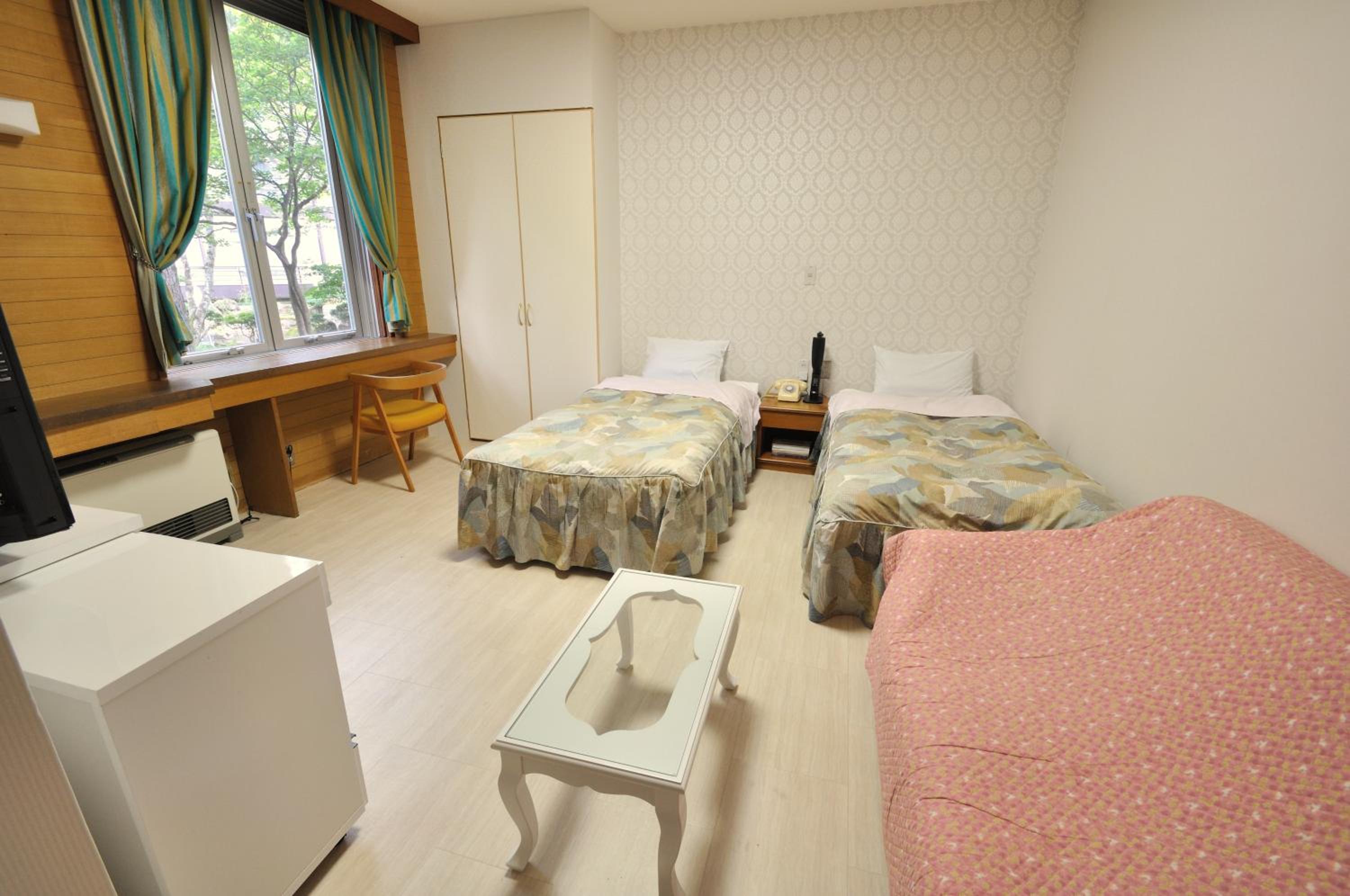 Twin Room With Extra Bed And Shared Bathroom