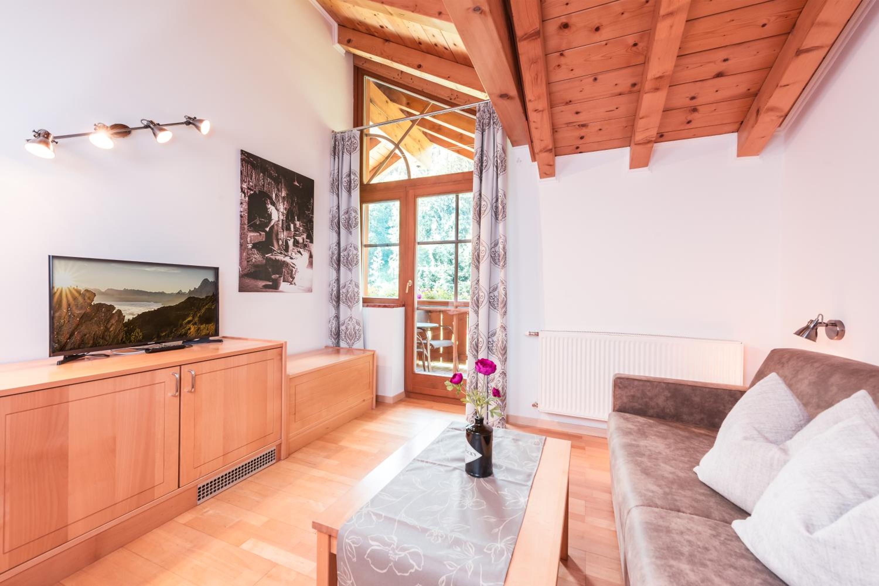 One-Bedroom Suite With Balcony photo 2