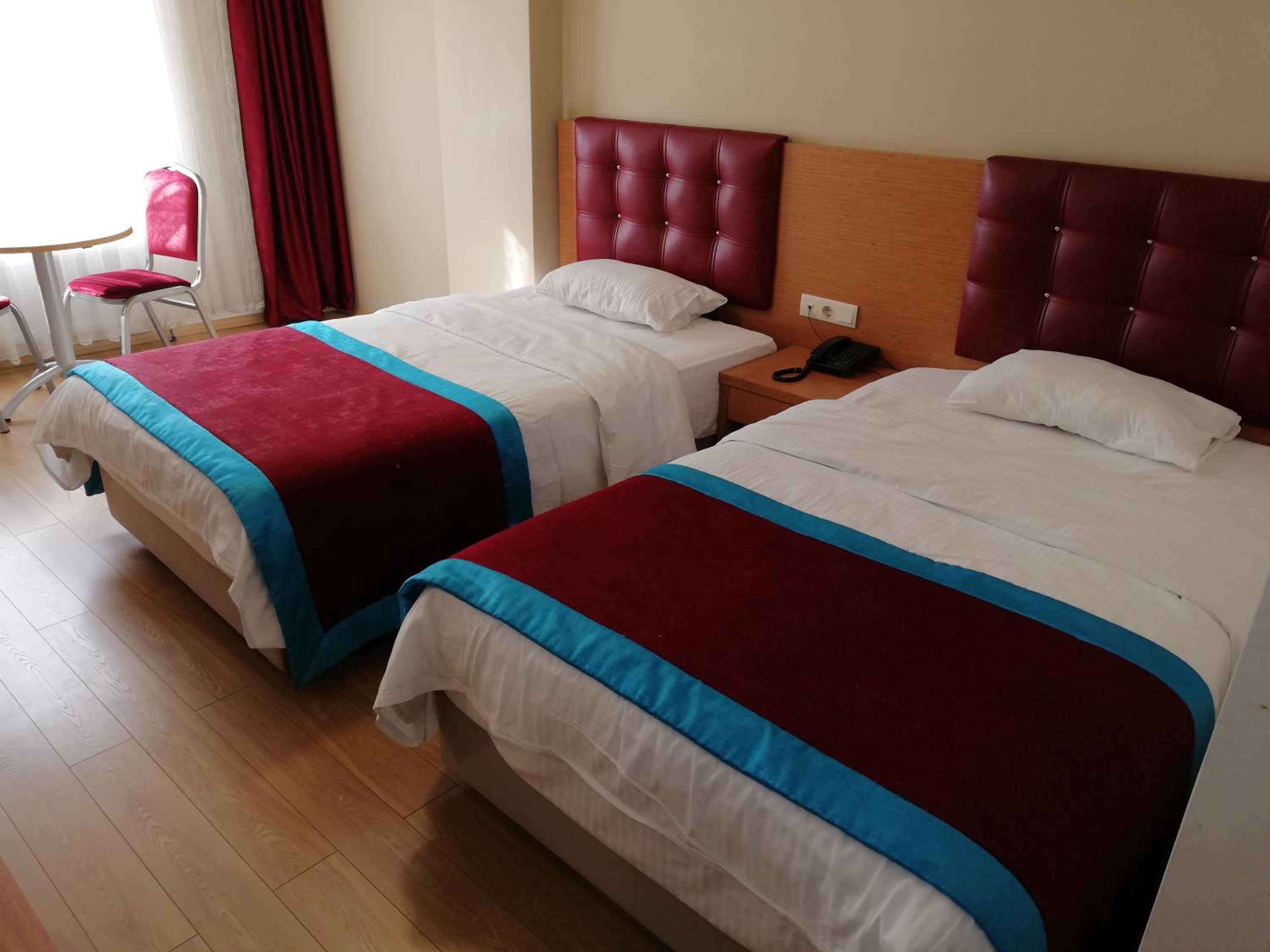 Large Twin Room - Photo 2