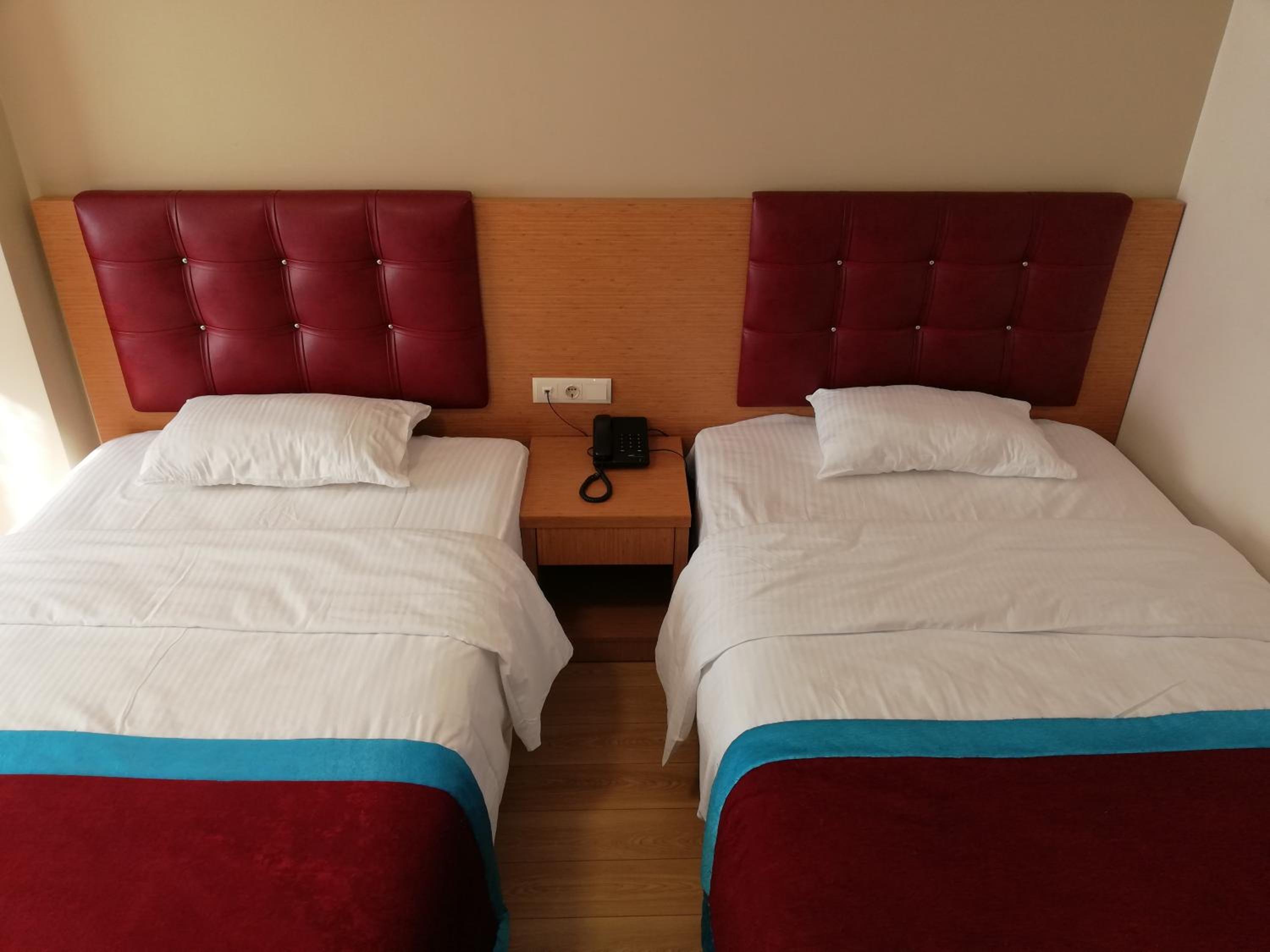 Large Twin Room - Photo 5