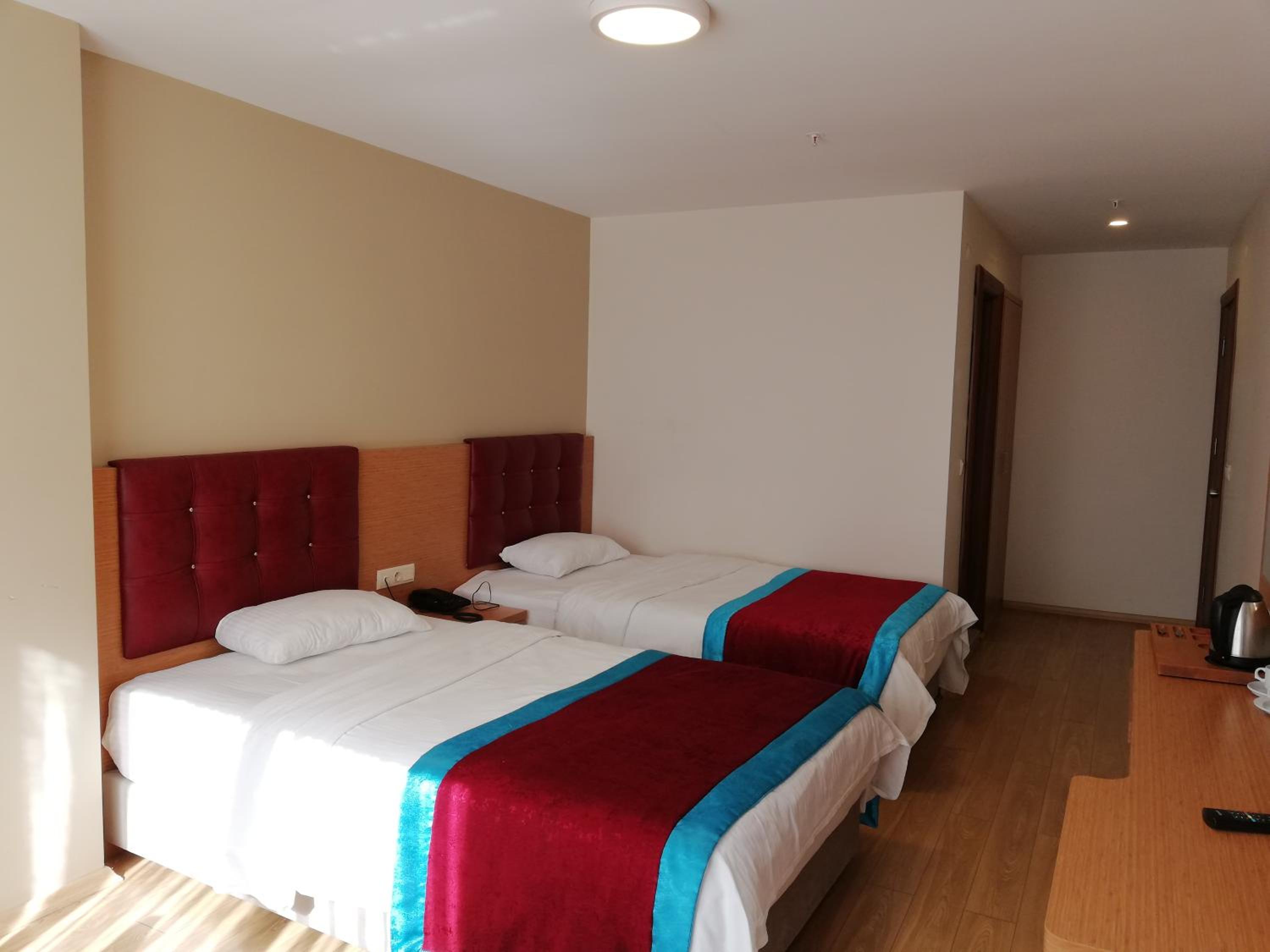 Large Twin Room - Photo 8