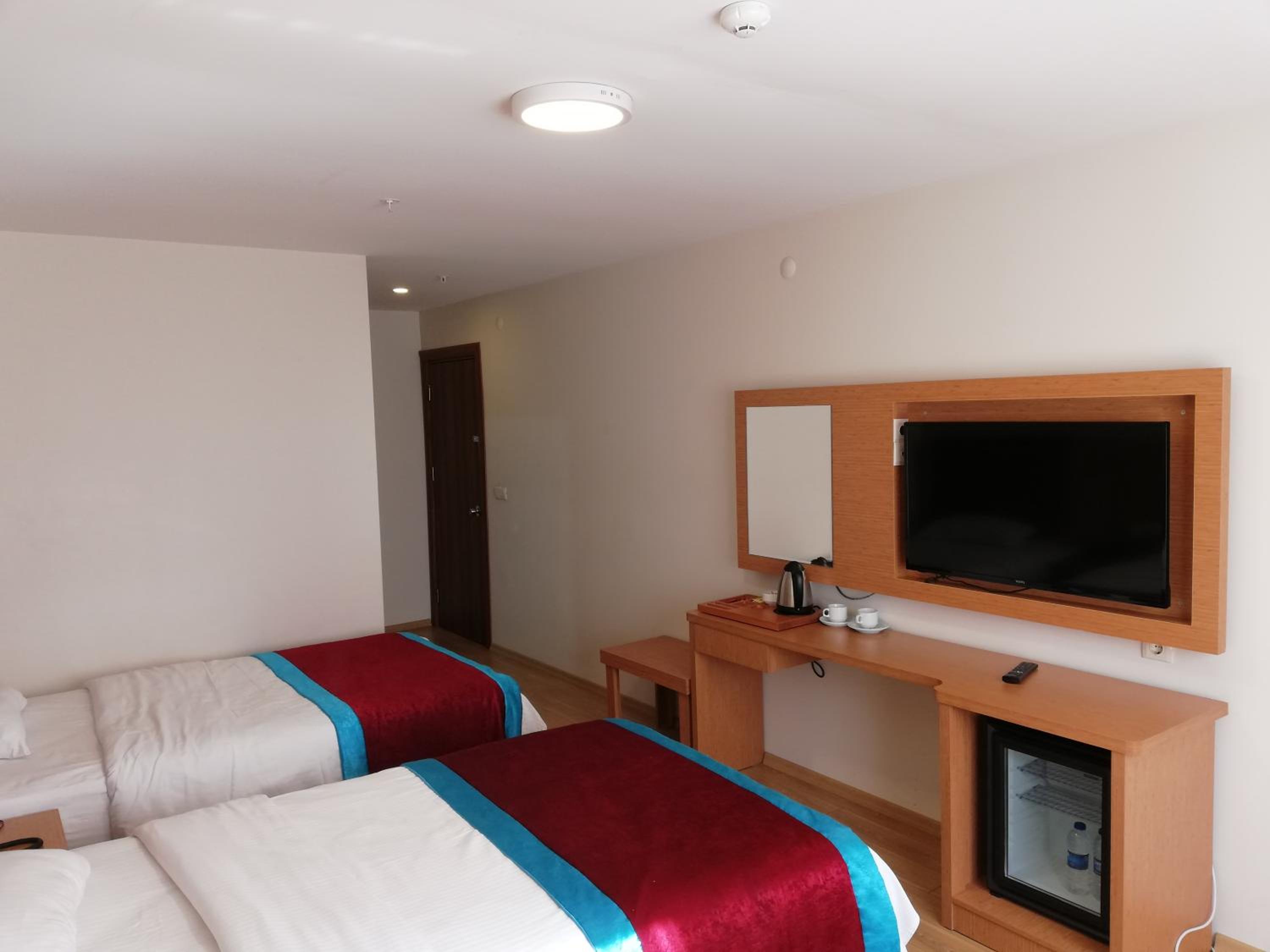 Large Twin Room - Photo 6