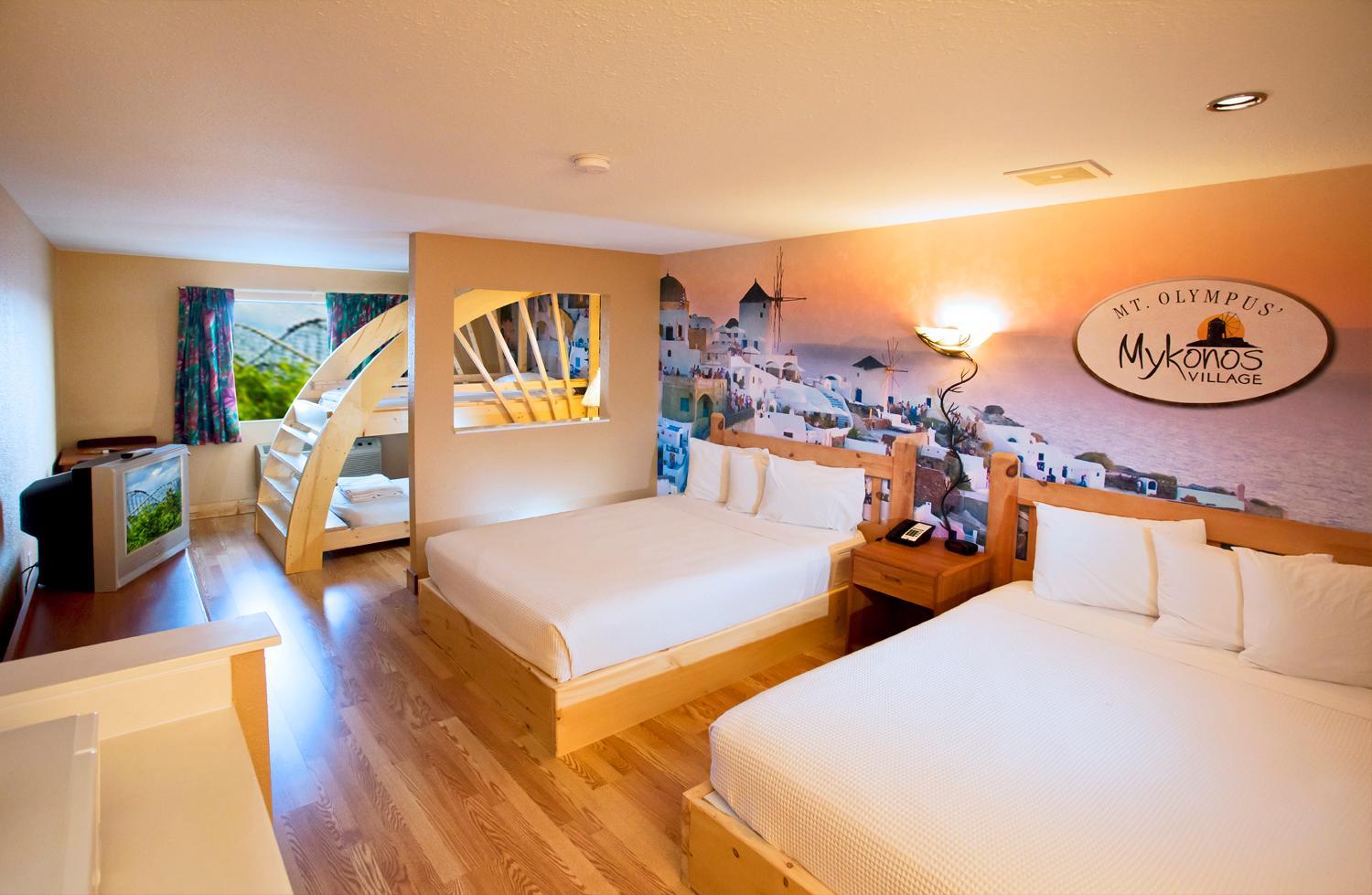 Resort Room 2 Queens with Bunk (includes free water & theme park passes) photo 2