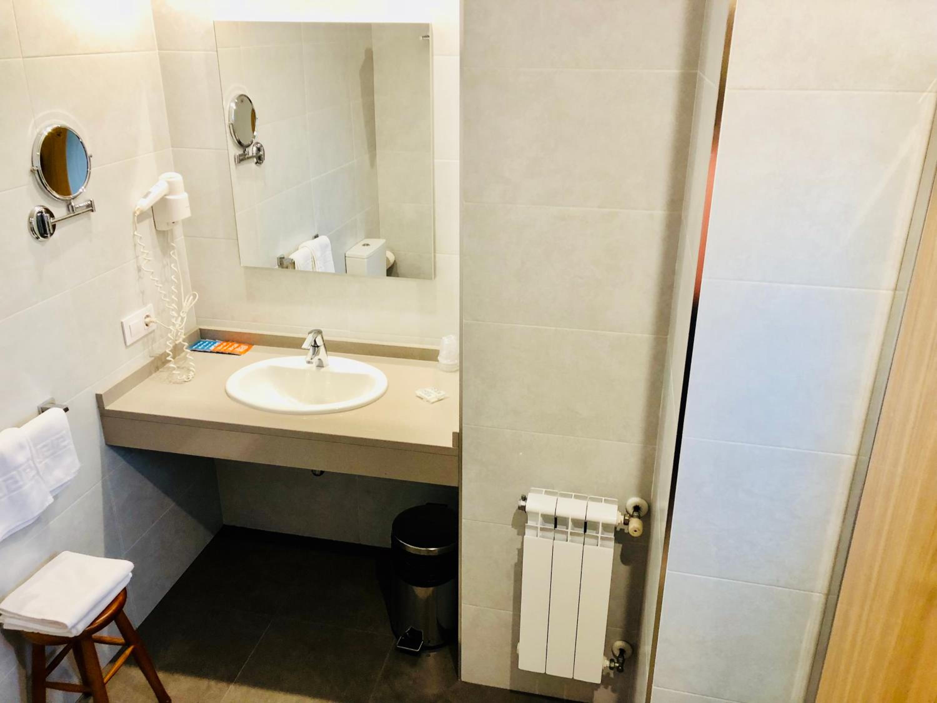 Twin Room With Two Extra Beds (2 Adults + 2 Children) photo 3