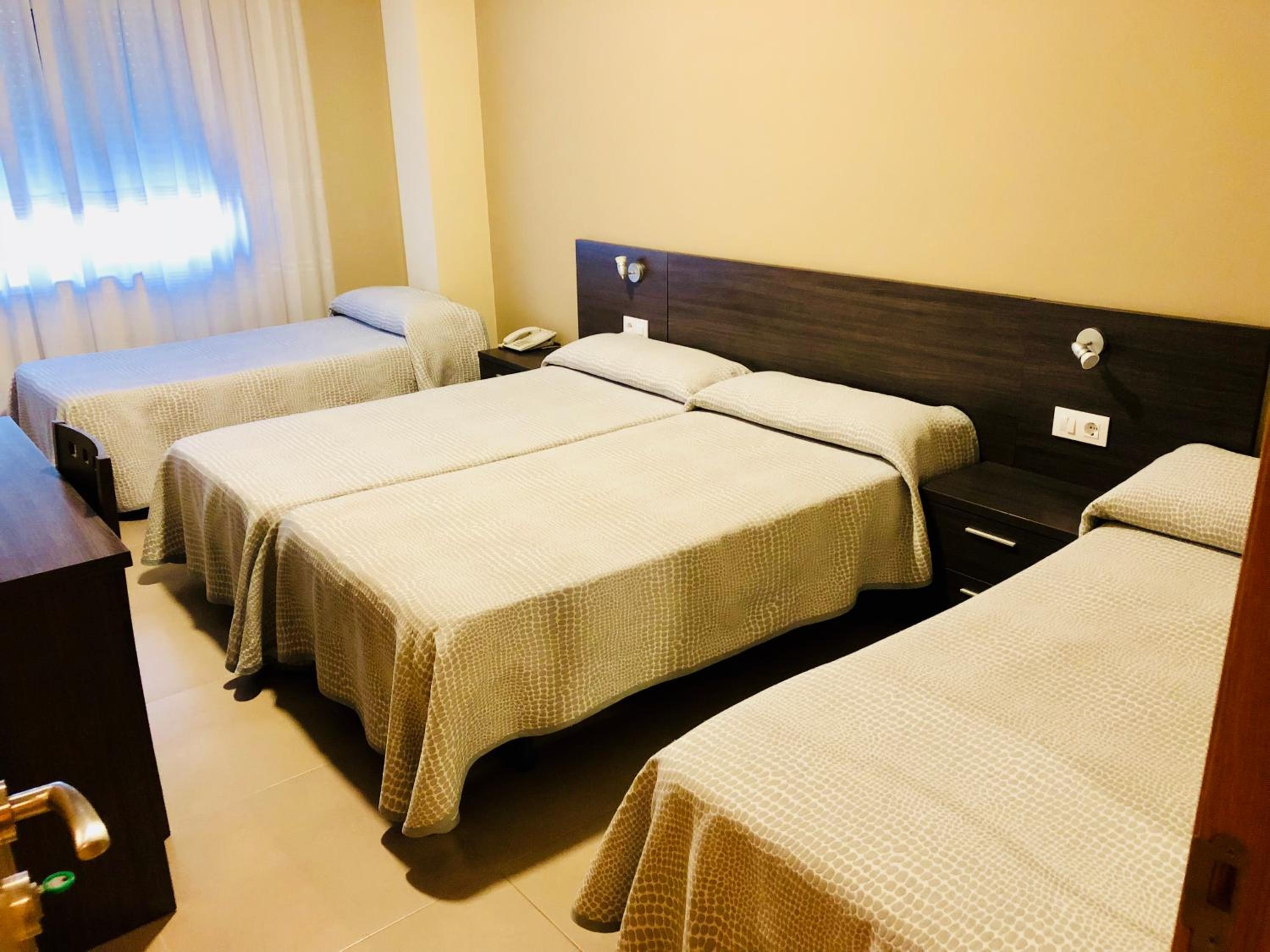 Habitación Doble con Dos Camas Supletorias (2 Adultos + 2 Niños)