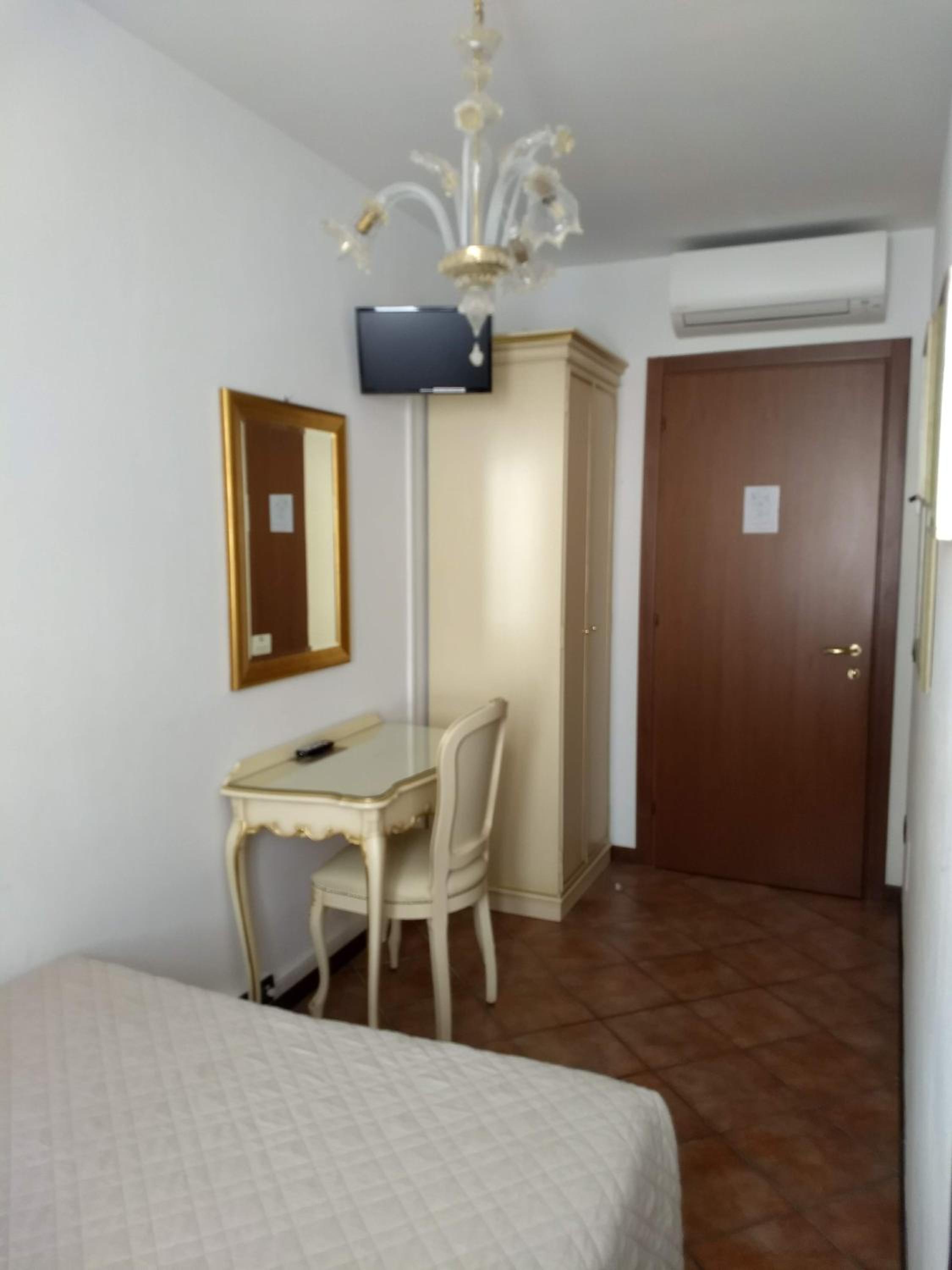 Deluxe Single Room with Private Bathroom