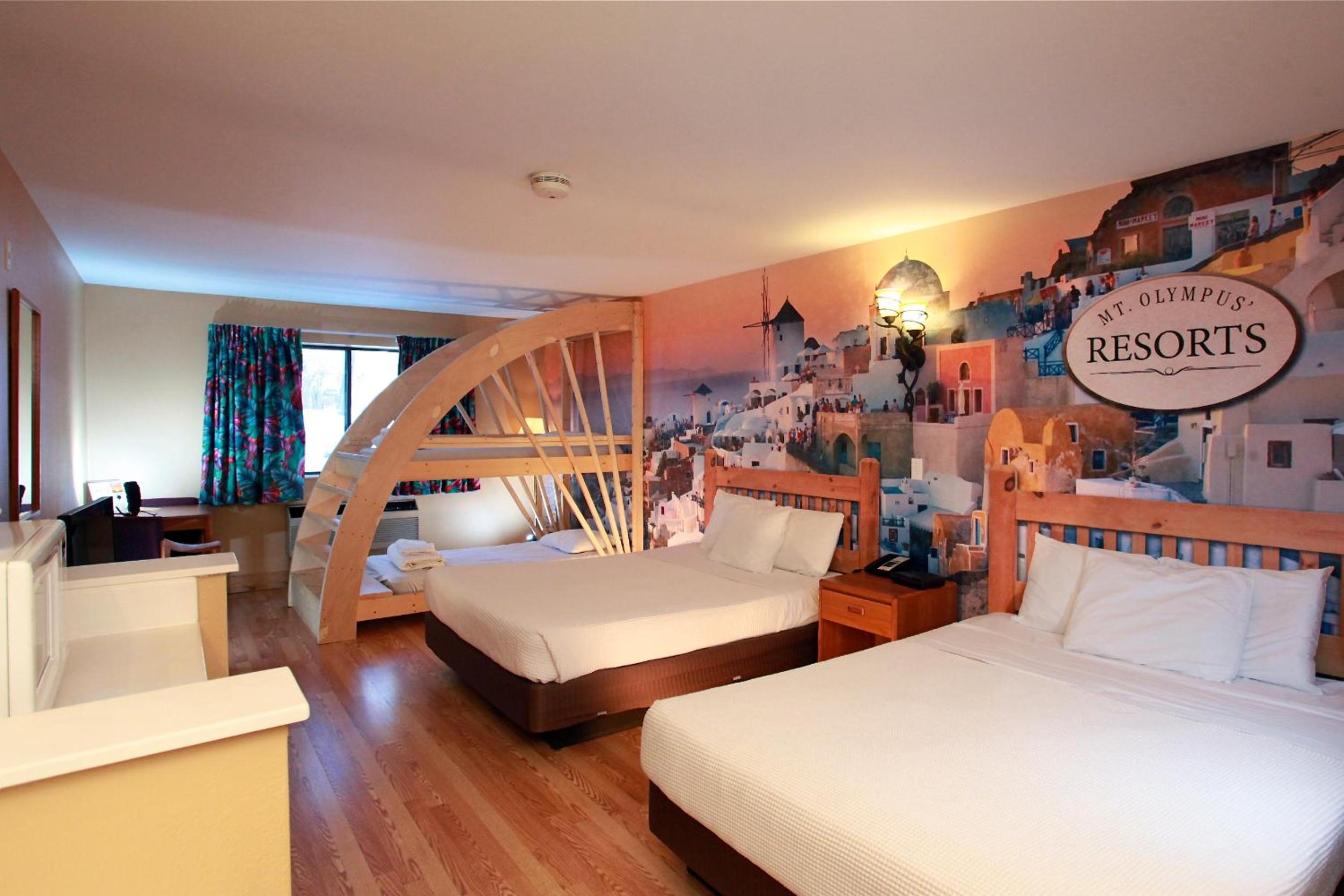 Resort Room 2 Queens with Bunk (includes free water & theme park passes) photo 3