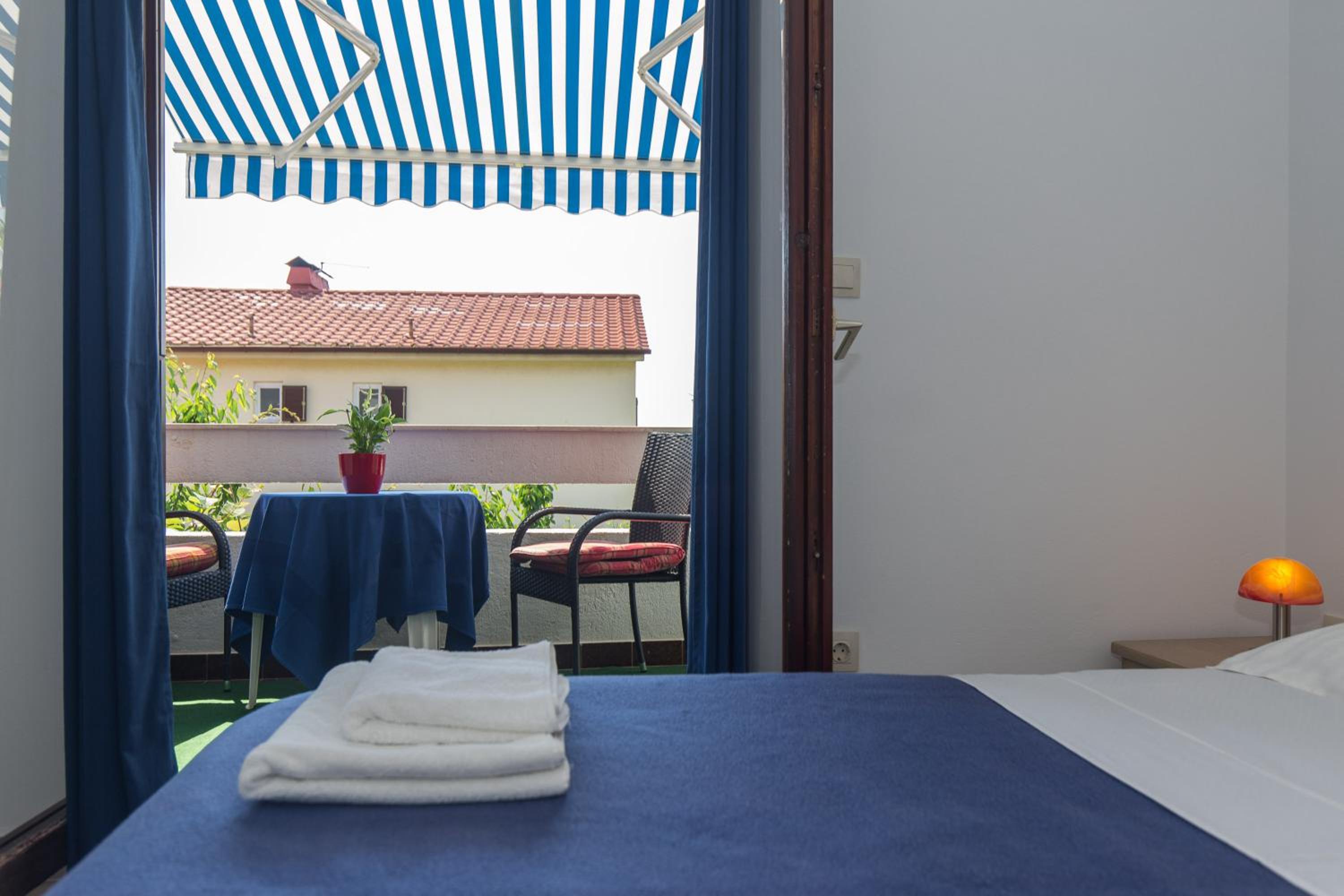Double Room with Balcony - Photo 11