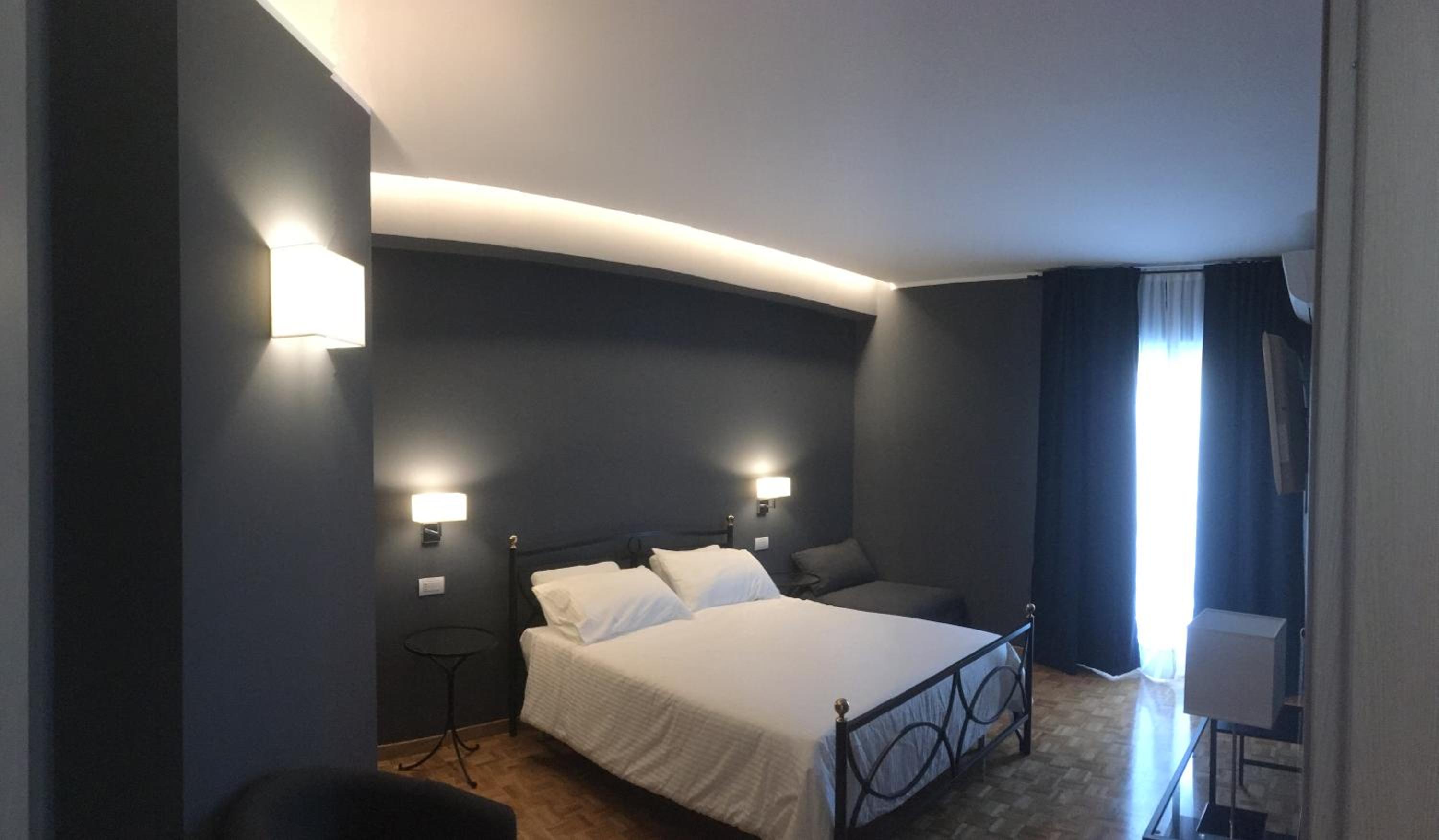 Double Room with Balcony (2 Adults + 1 Child) - Photo 2