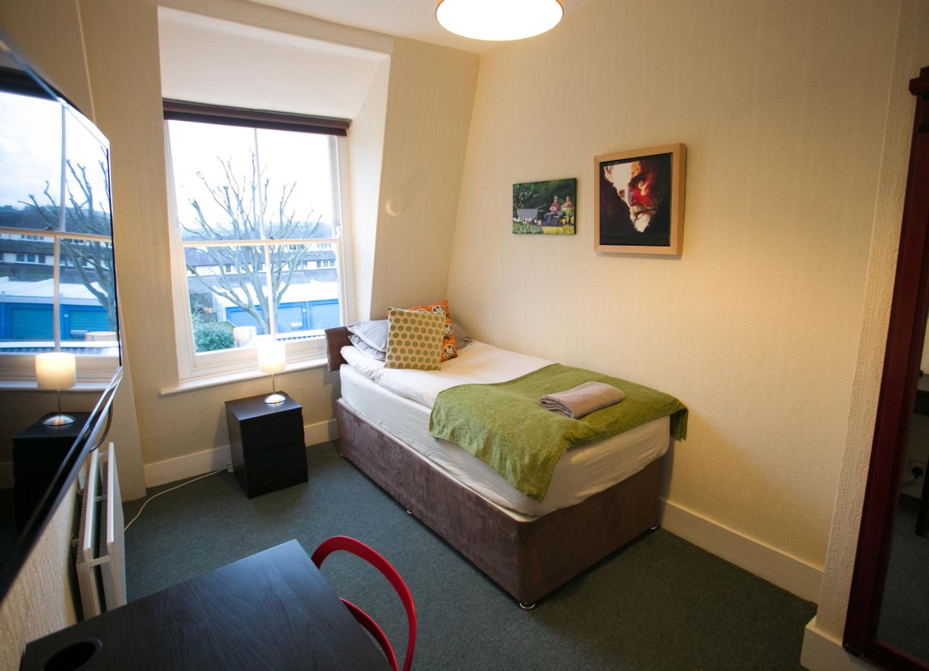 Large Single Room with Shared Bathroom photo 1