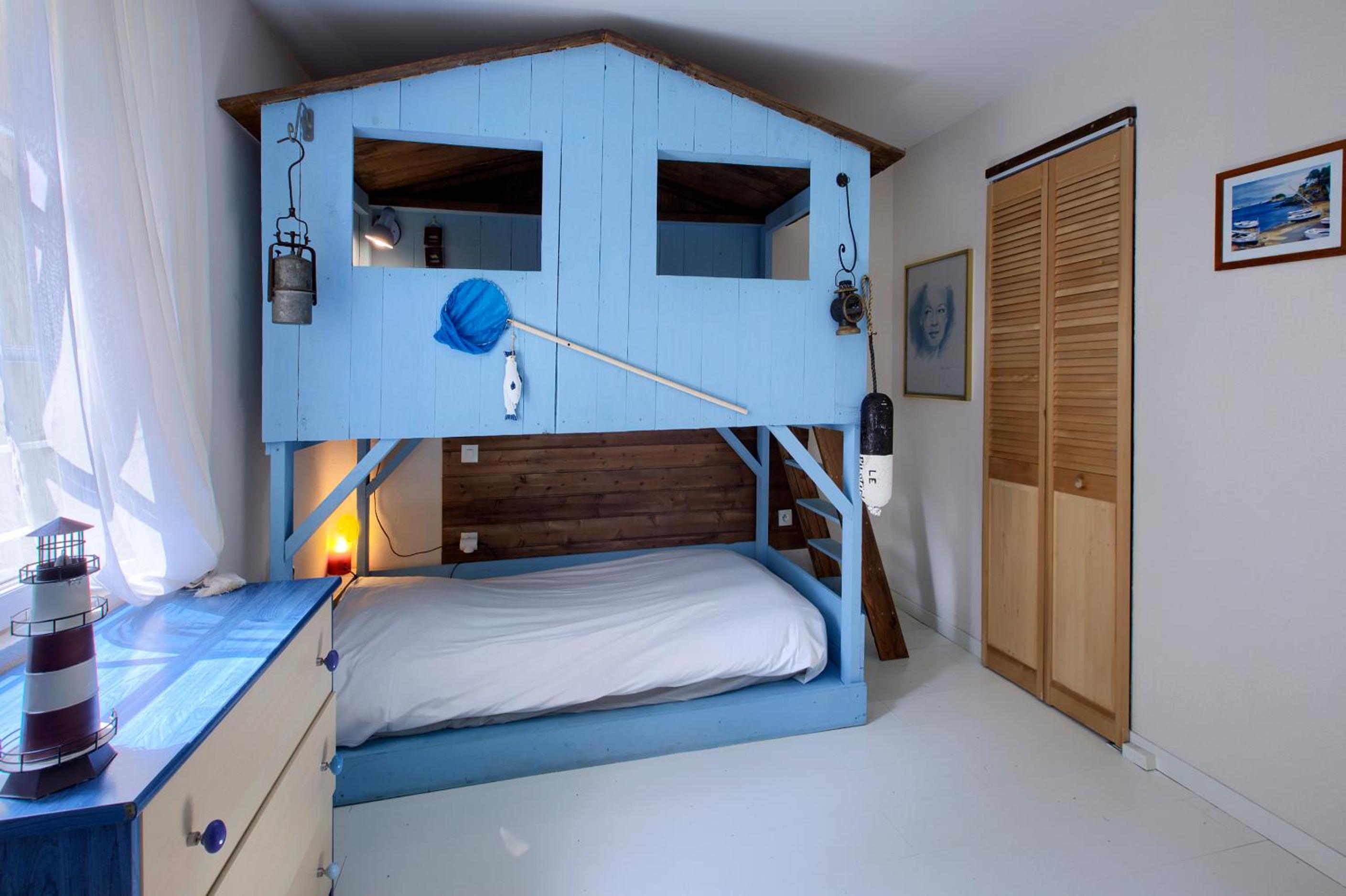 Eight-Bedroom House photo 3