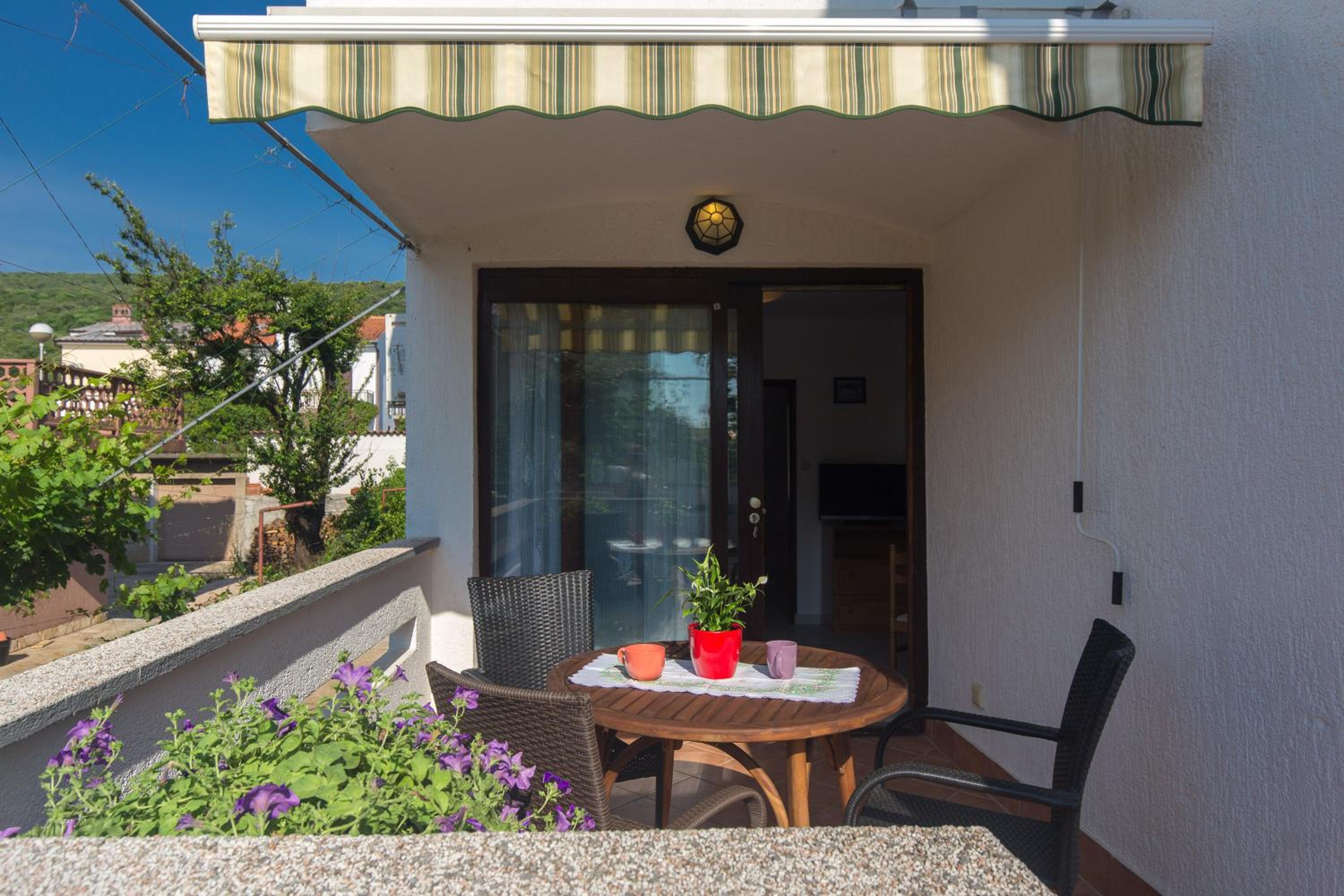 One-Bedroom Apartment with Terrace - Photo 6