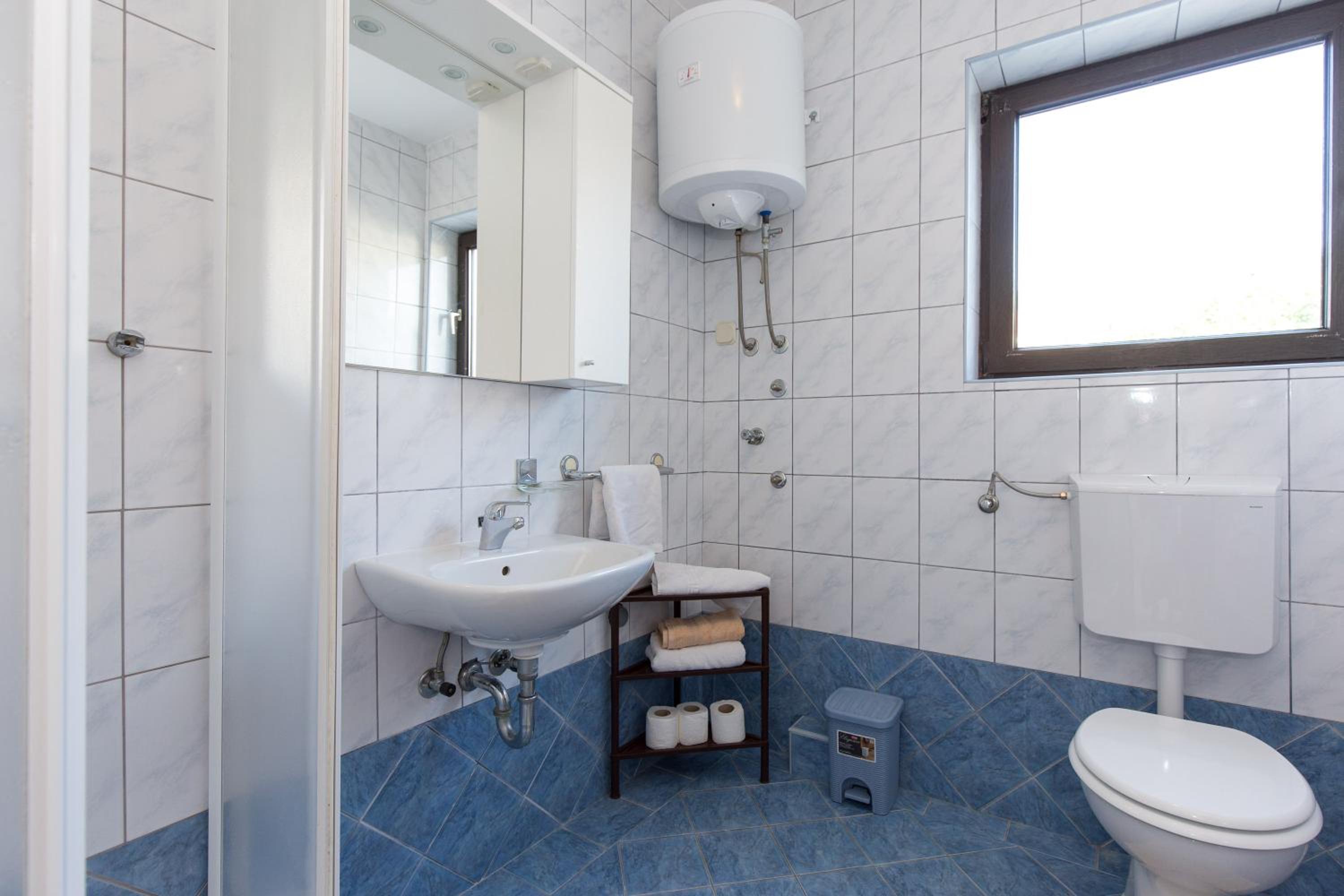 One-Bedroom Apartment with Terrace - Photo 4