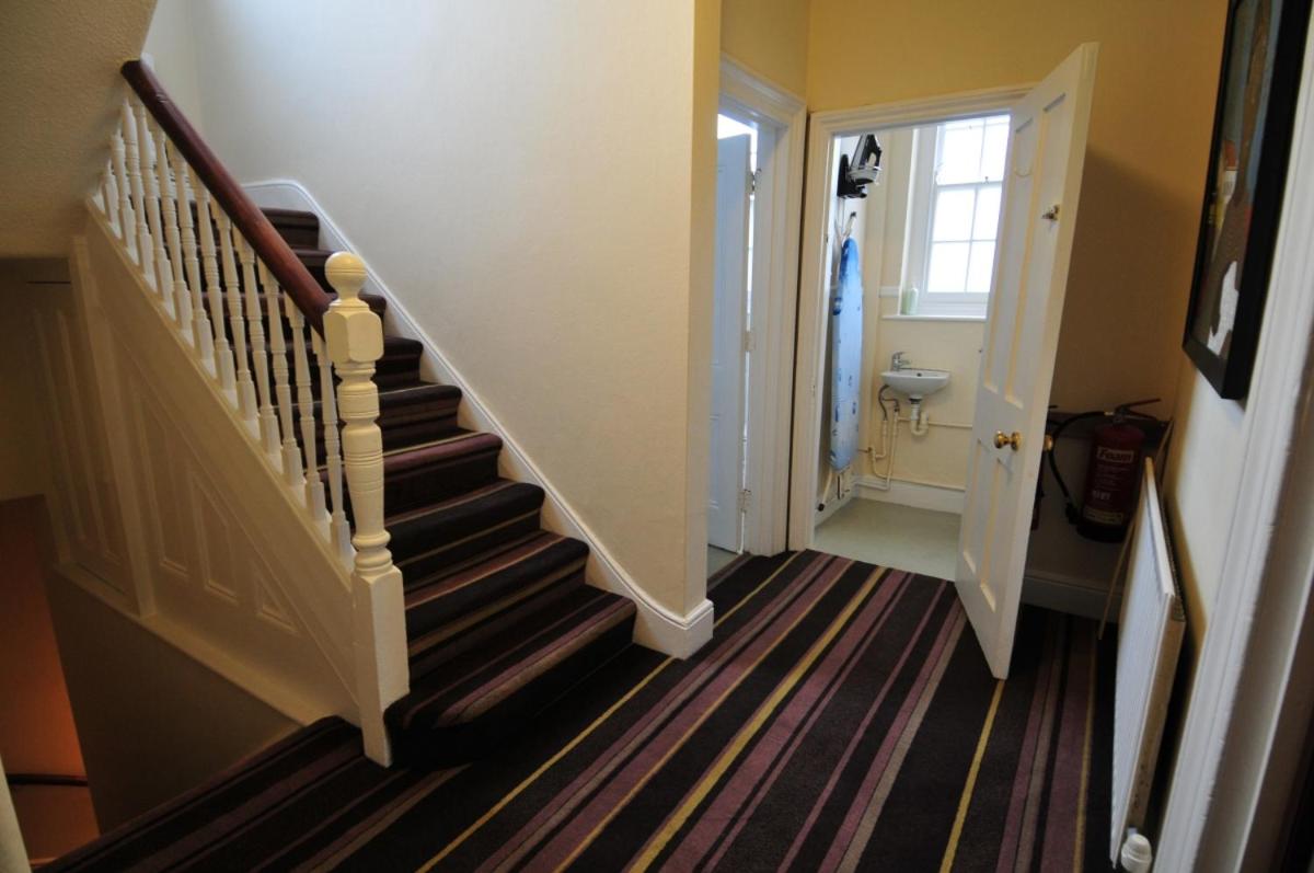 Large Single Room with Shared Bathroom photo 2