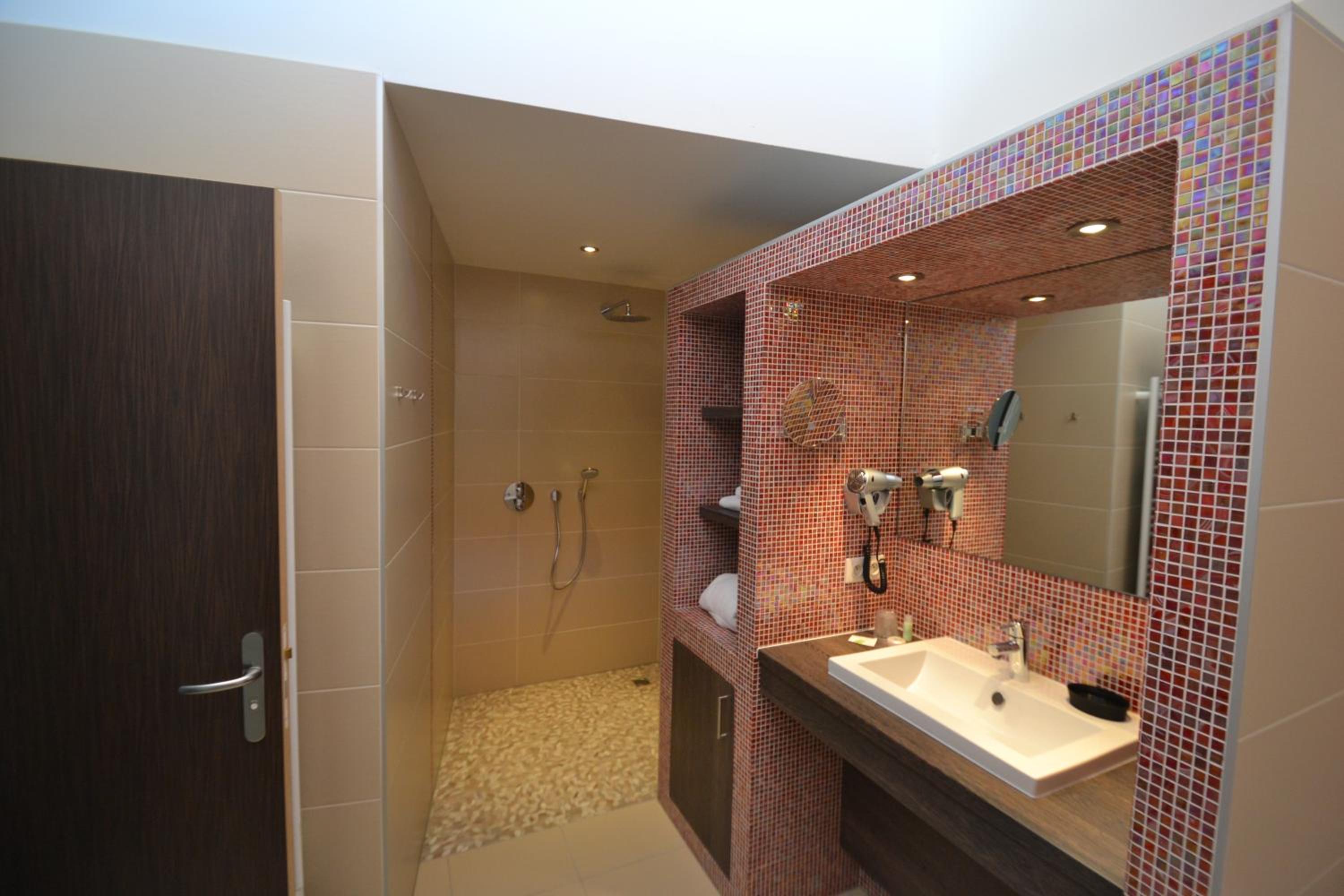 Suite - Photo 7