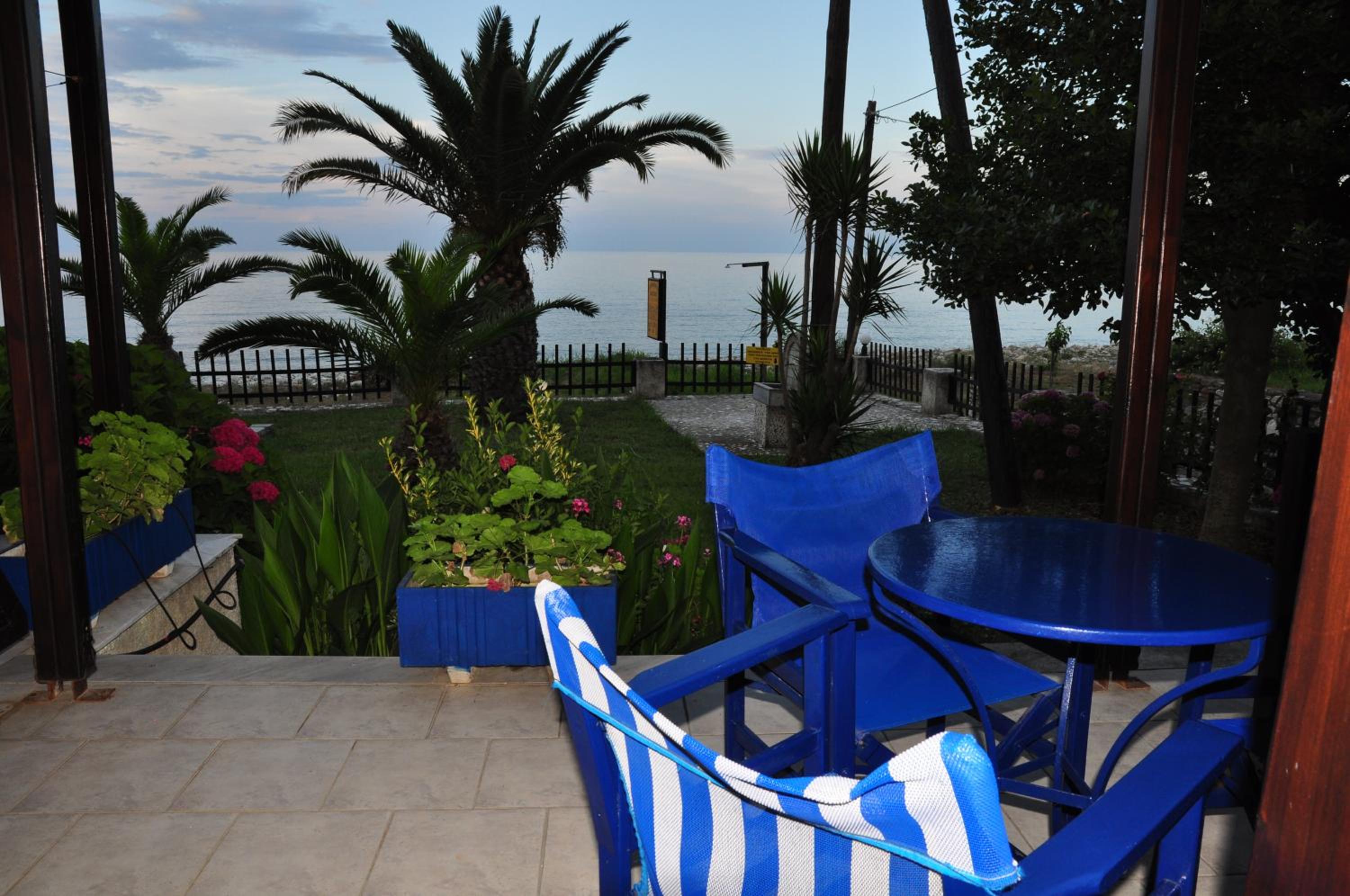 Quadruple Room with Sea View - Photo 10