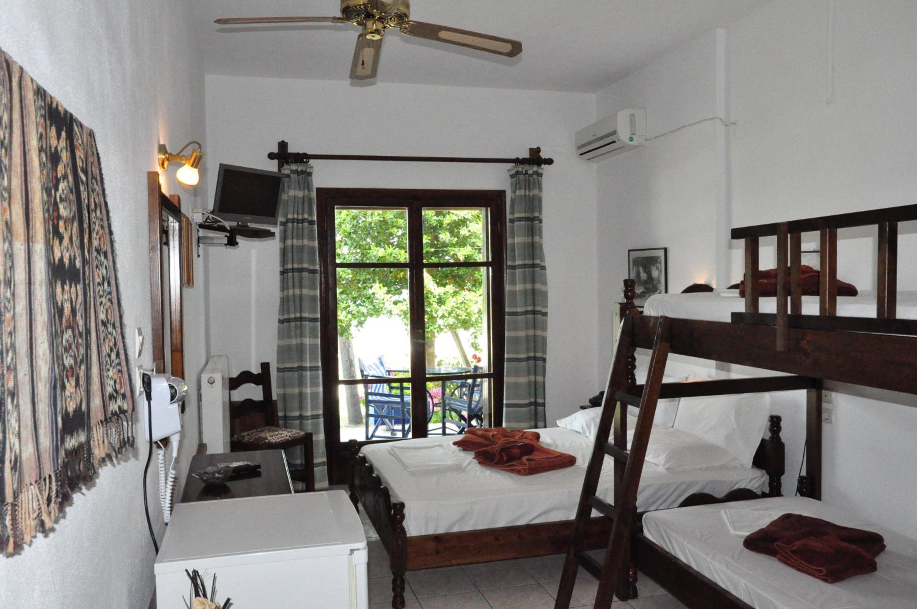 Quadruple Room with Sea View - Photo 8