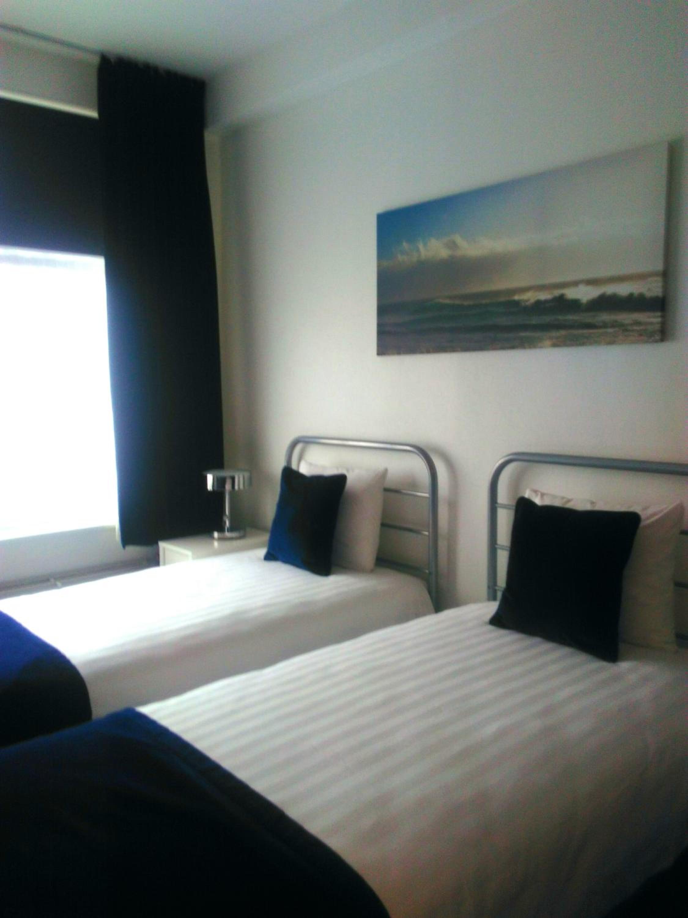 Twin Room with Bath - Photo 8