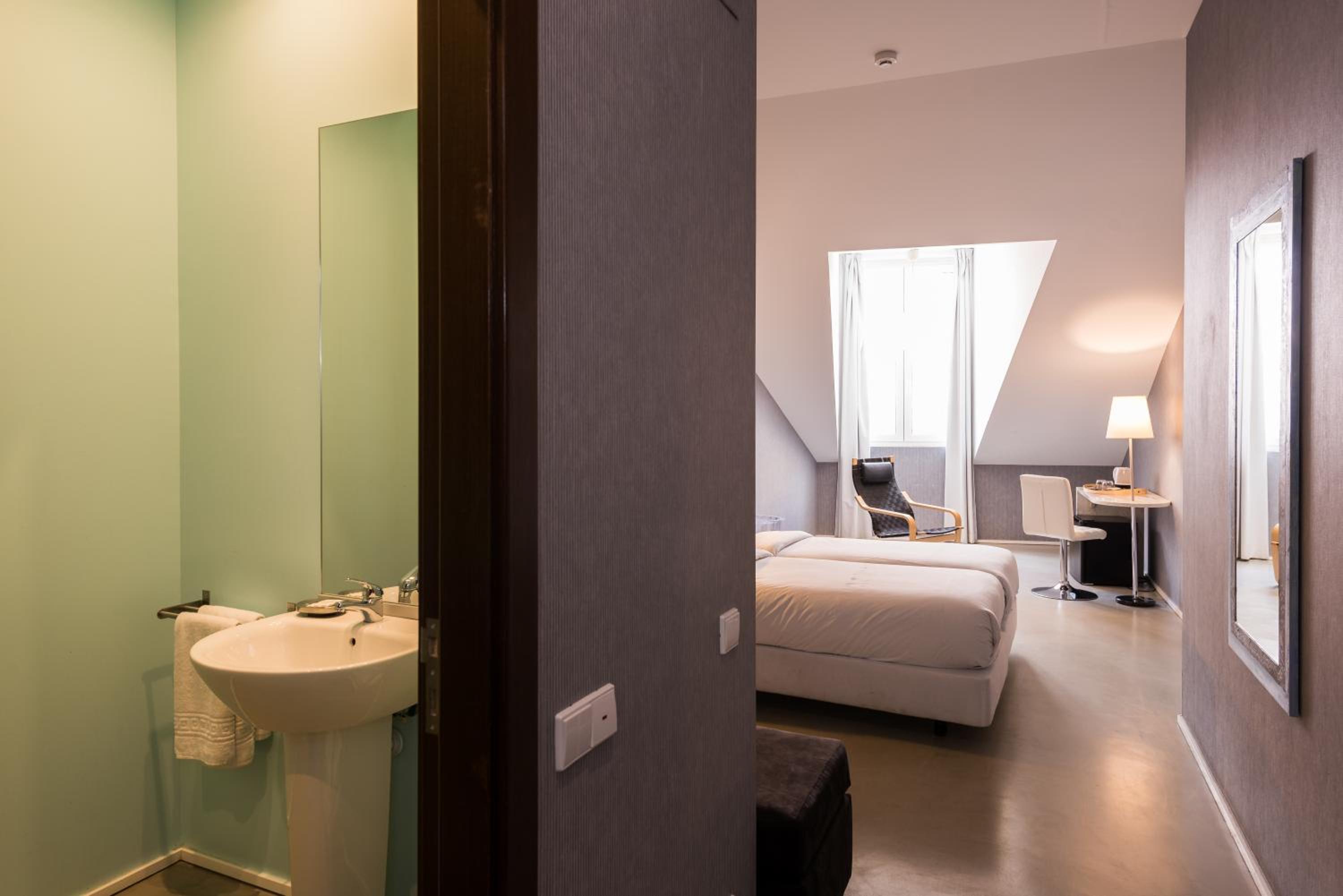 Standard Double or Twin Room - Photo 11