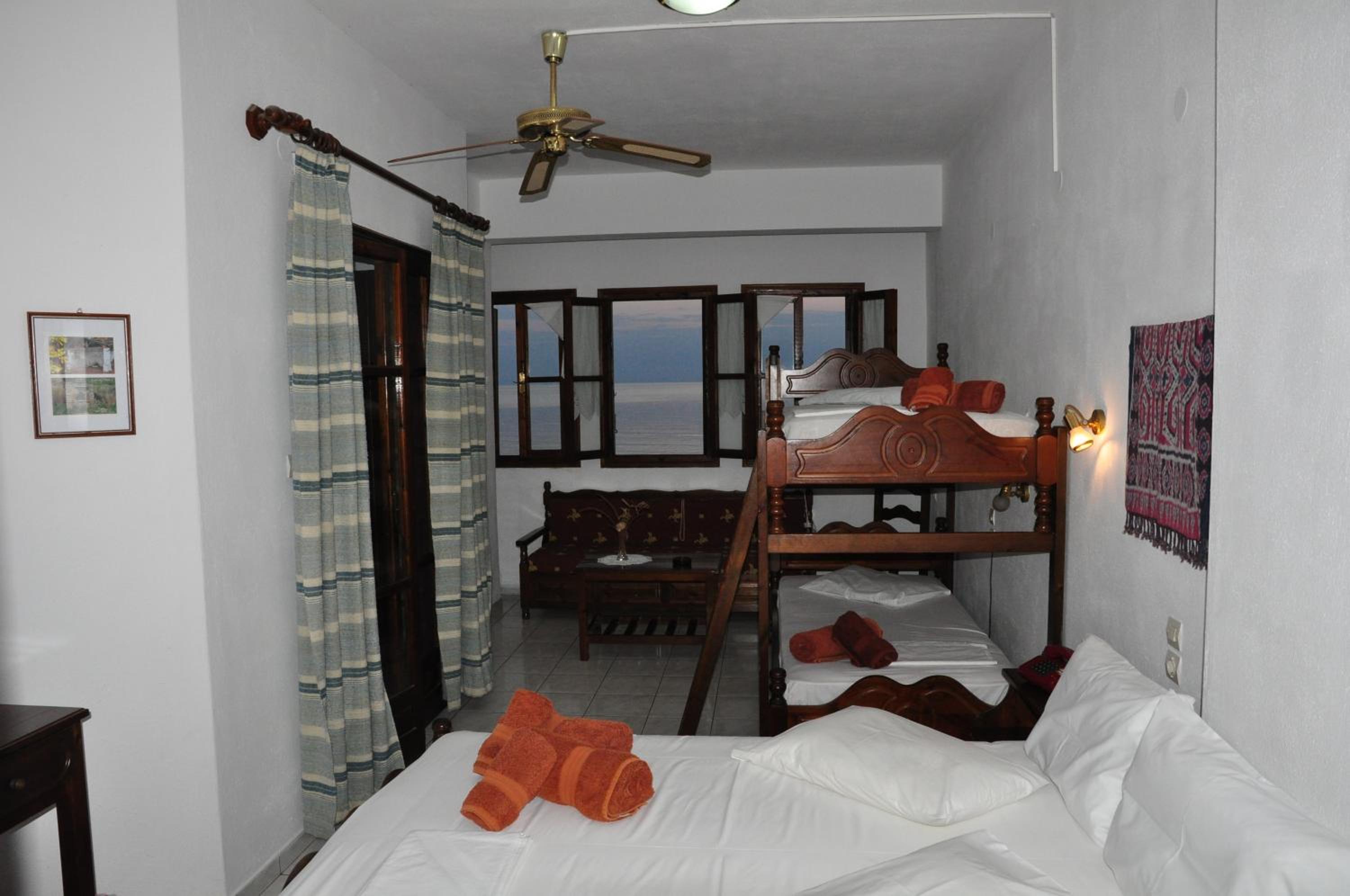 Quadruple Room with Sea View - Photo 7