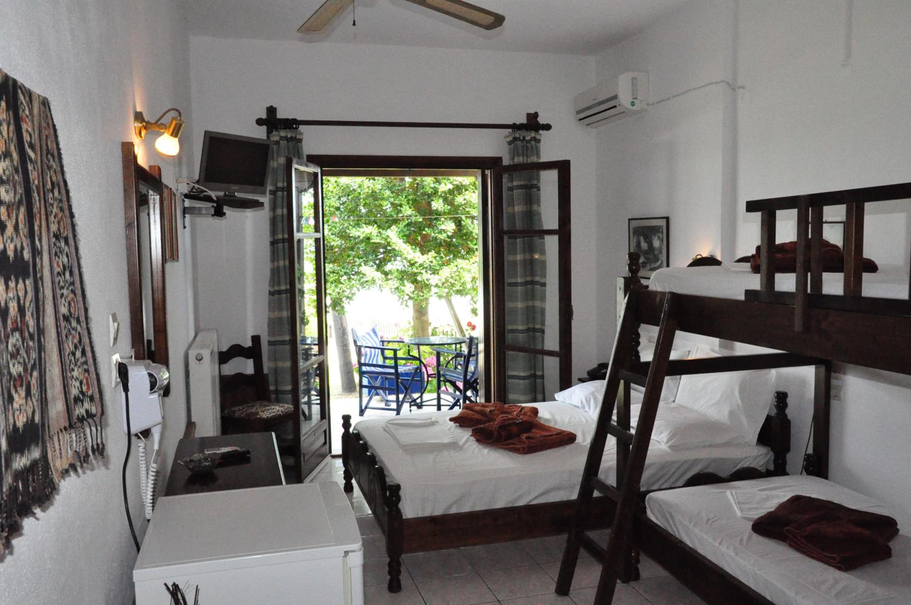 Quadruple Room with Sea View - Photo 6