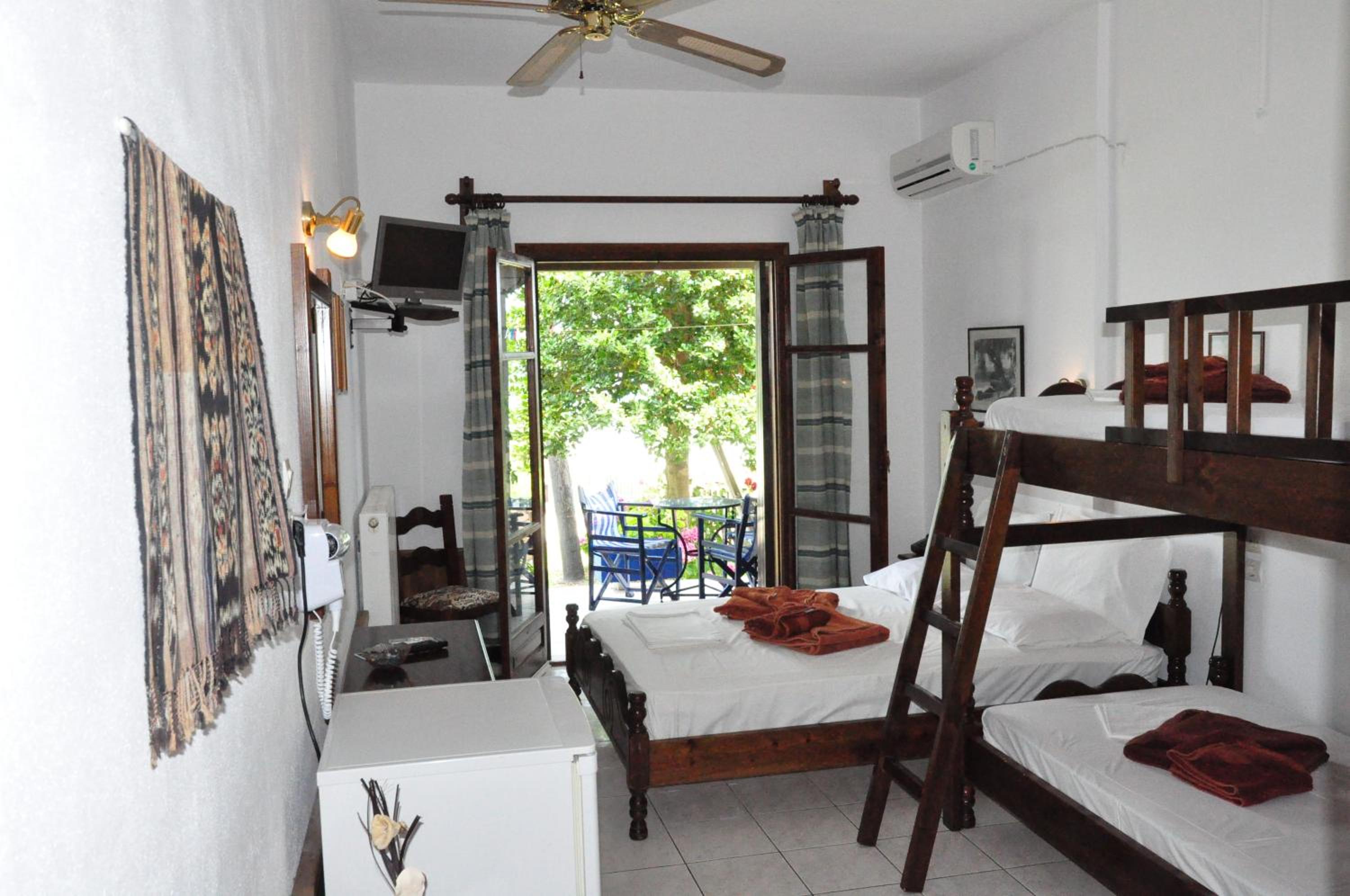 Quadruple Room with Sea View - Photo 5