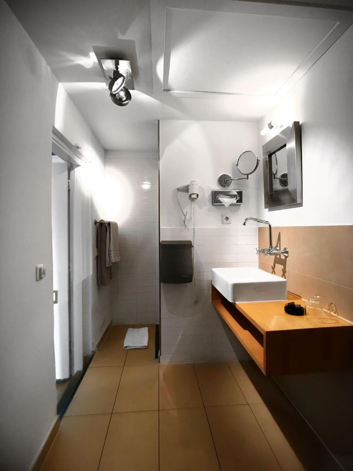 Comfort Room - Photo 6