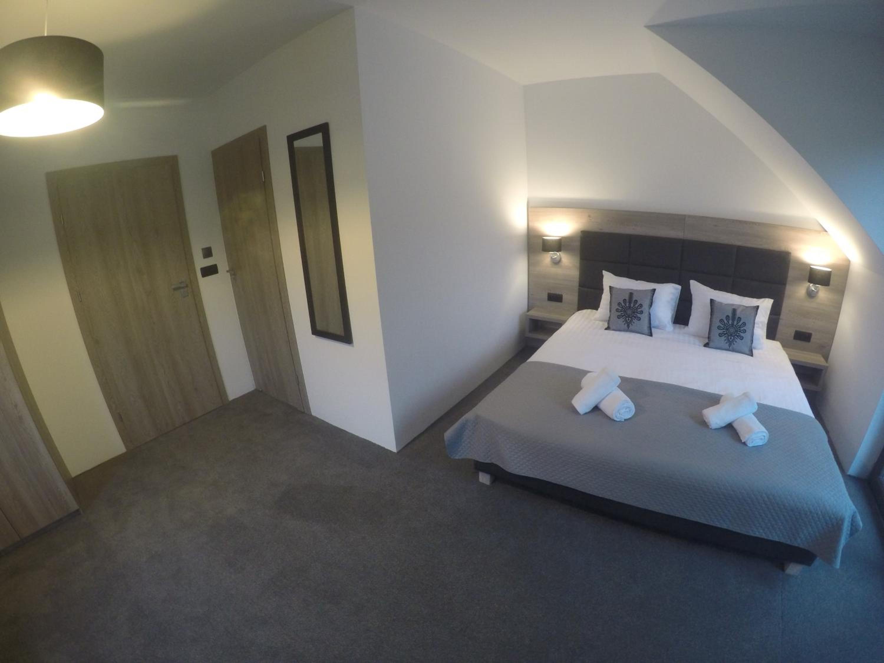 Deluxe Double Room with Balcony - Photo 5