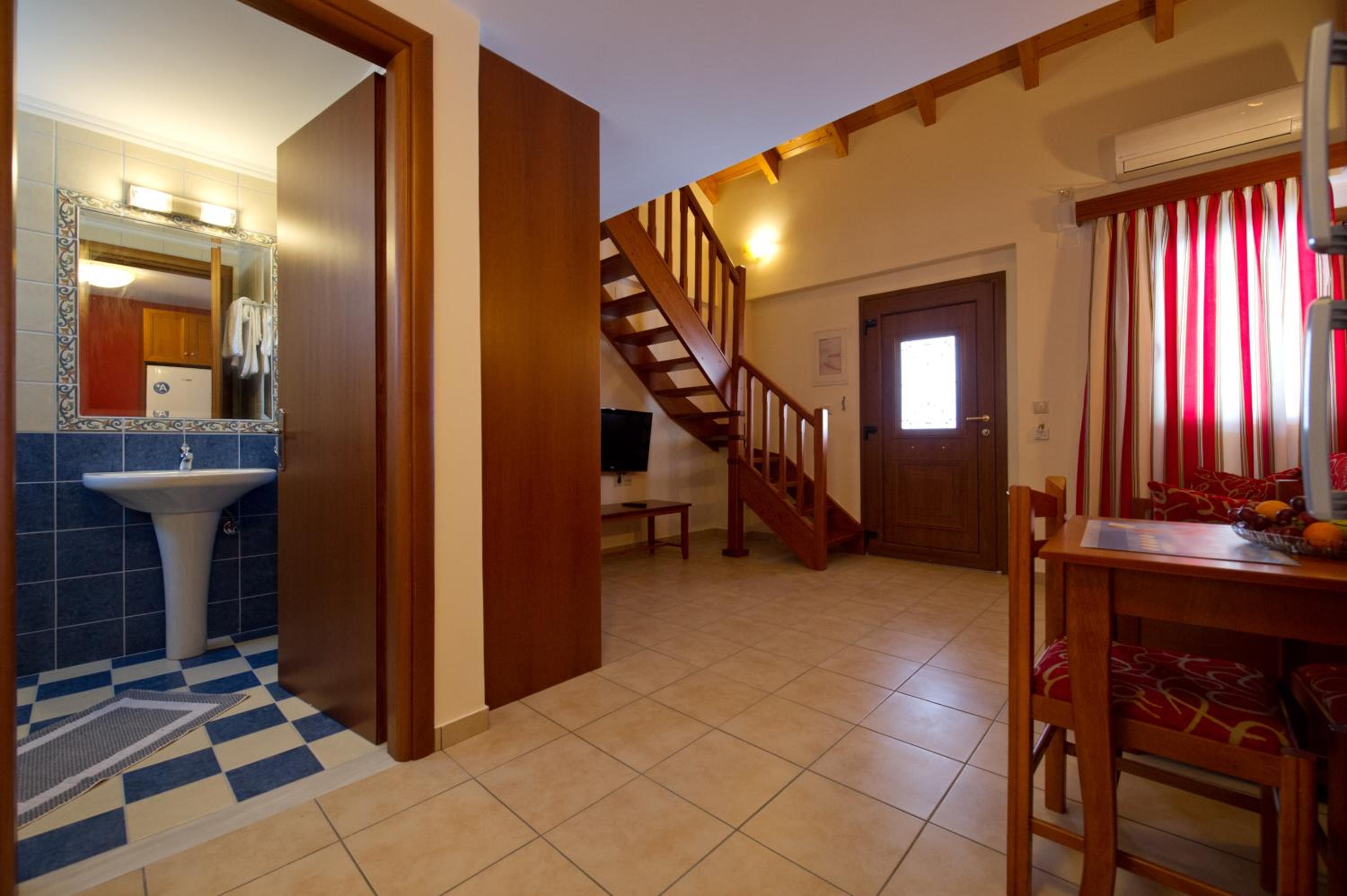 Apartment - Split Level - Photo 16