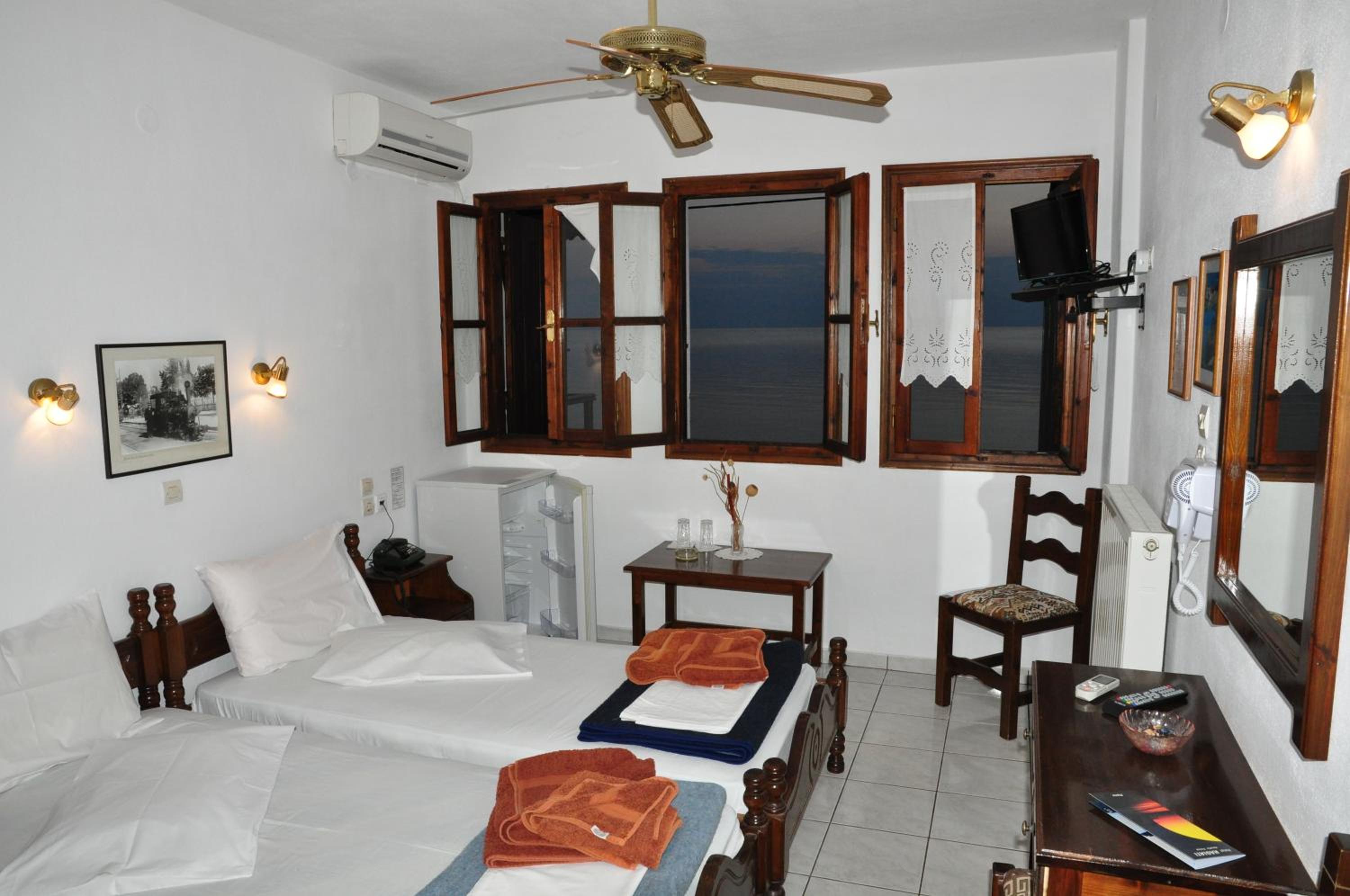Economy Double Room with Sea View - Photo 10
