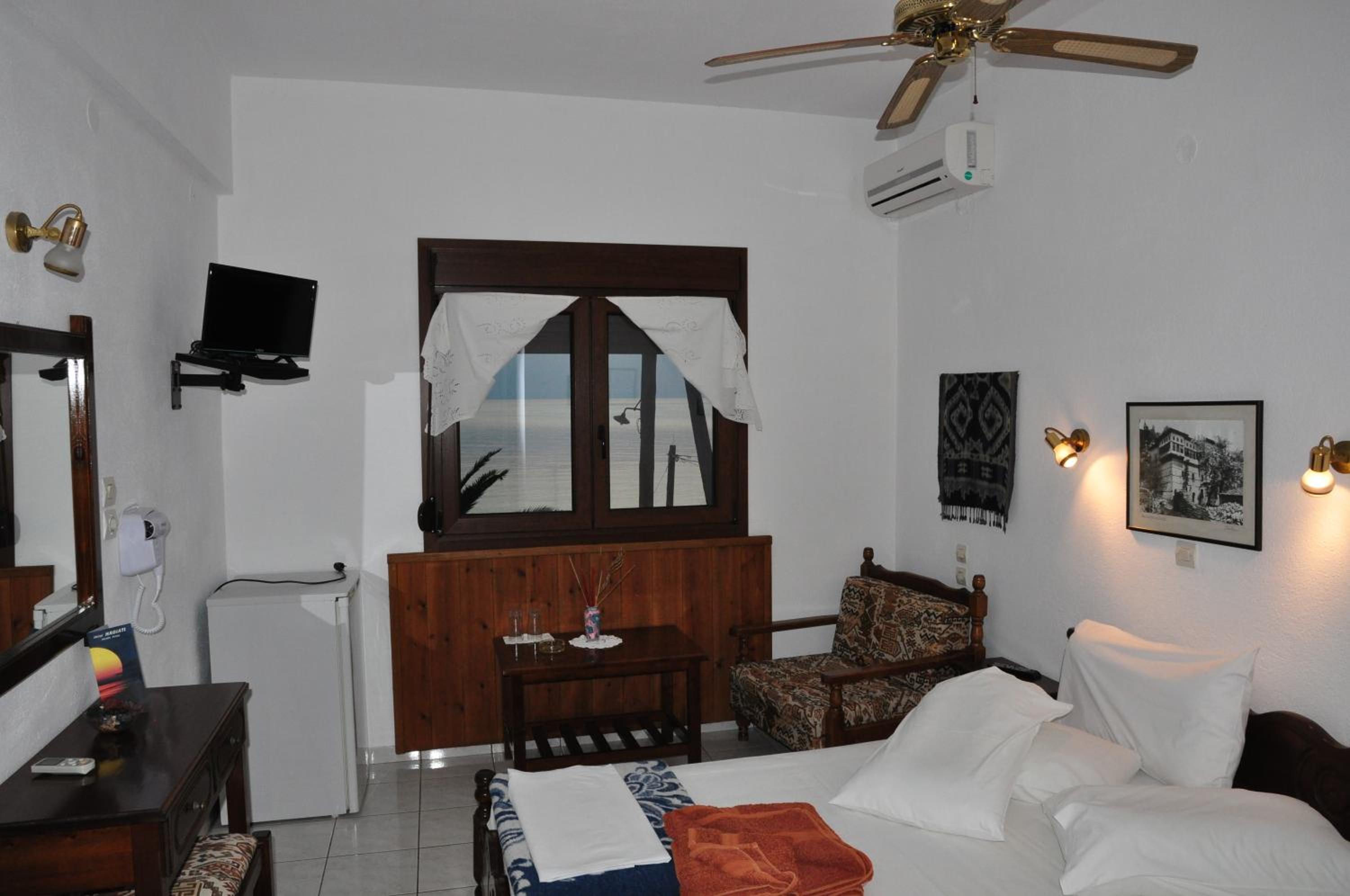 Economy Double Room with Sea View - Photo 6